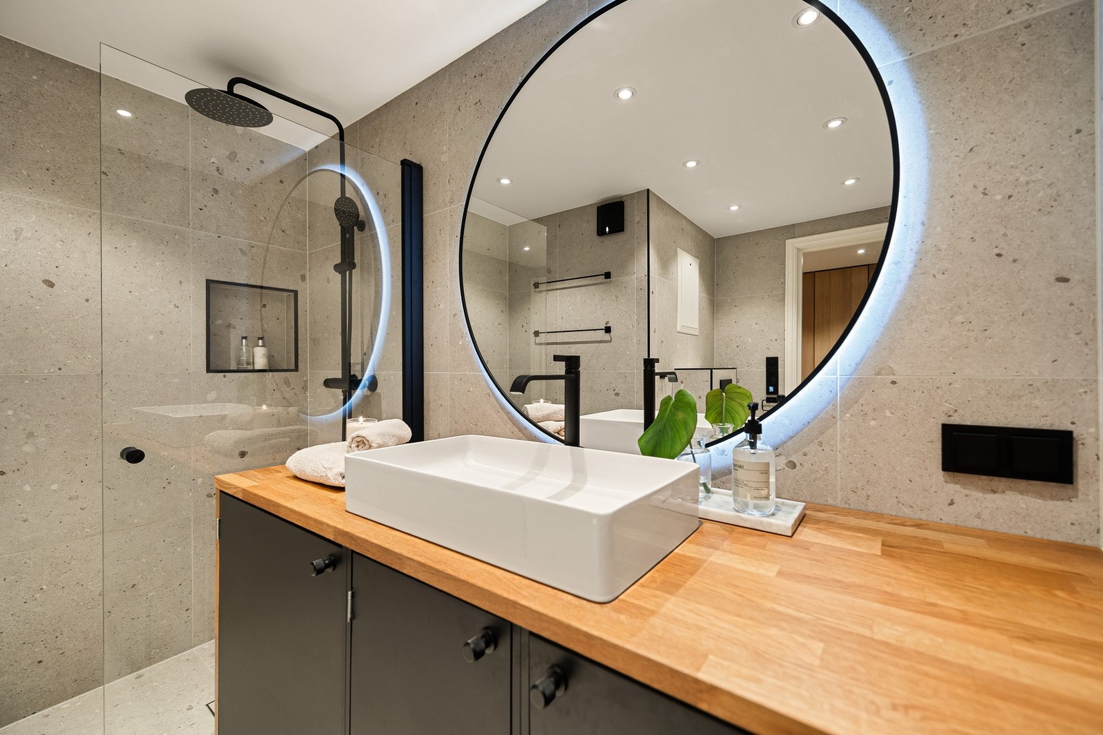 Servant fra Laufen Living og Spira speil med LED belysning. Galleribilde