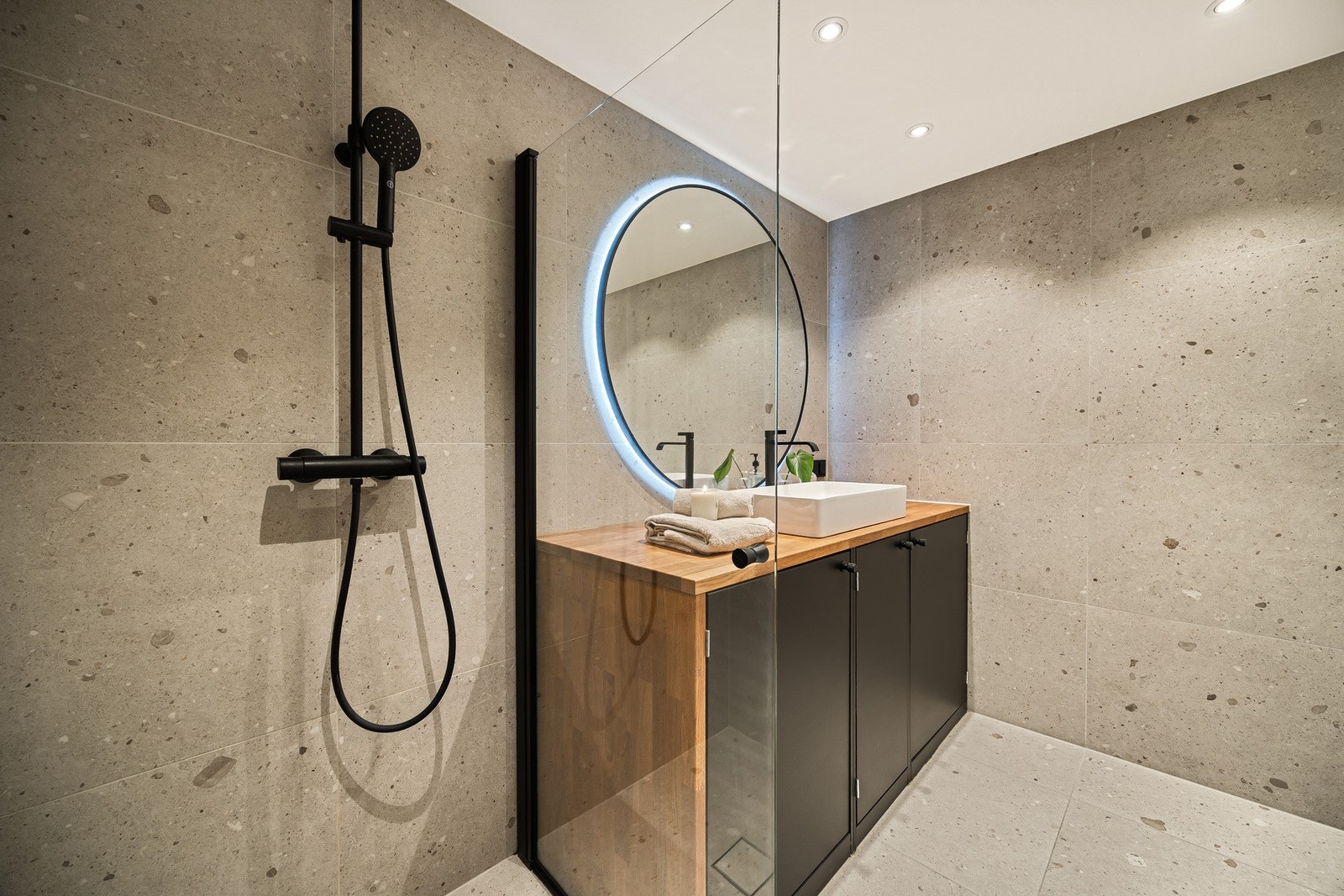 Leiligheten gjennomgikk en omfattende oppussing i 2022, badene ble revet ned til betongen før de ble bygget opp igjen. Galleribilde