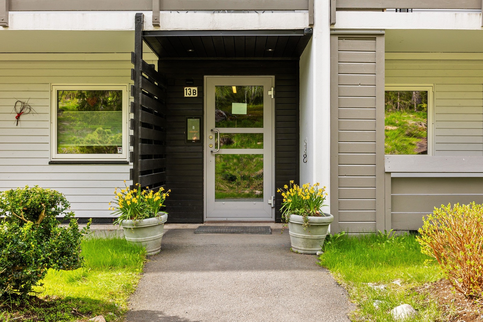 Pent opparbeidet inngangsparti med skjermet adkomst og gjennomført stil. Svært ryddig og veldrevet borettslag. Galleribilde