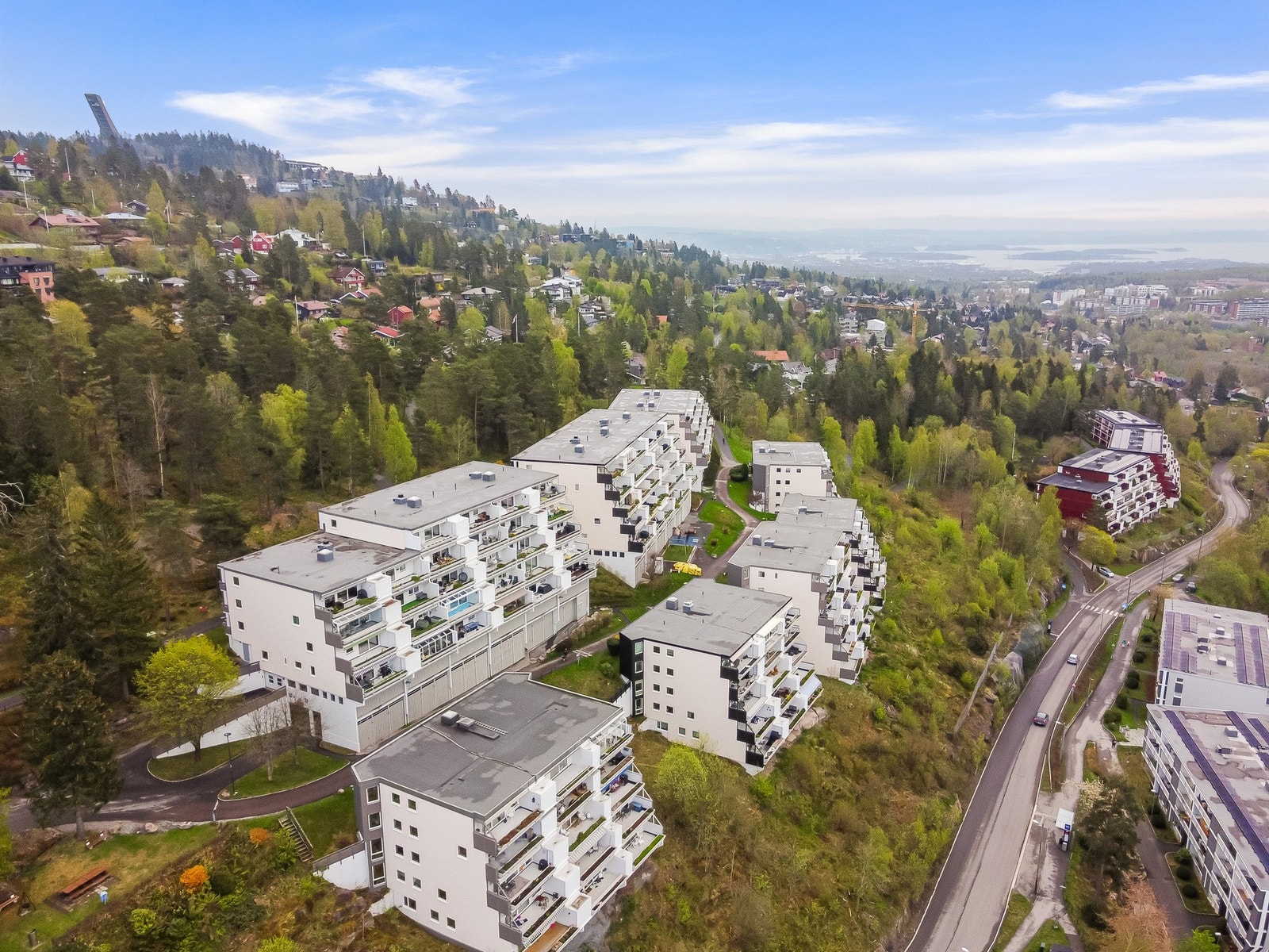 Flere uteplasser for lek og moro, og et stenkast fra marka med alt av tur- og rekreasjonsmuligheter. Galleribilde