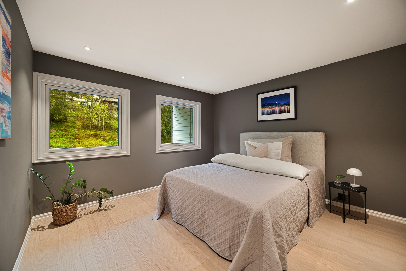 Romslig soverom malt i en behagelig farge med god plass til dobbeltseng og annen ønsket innredning. Galleribilde