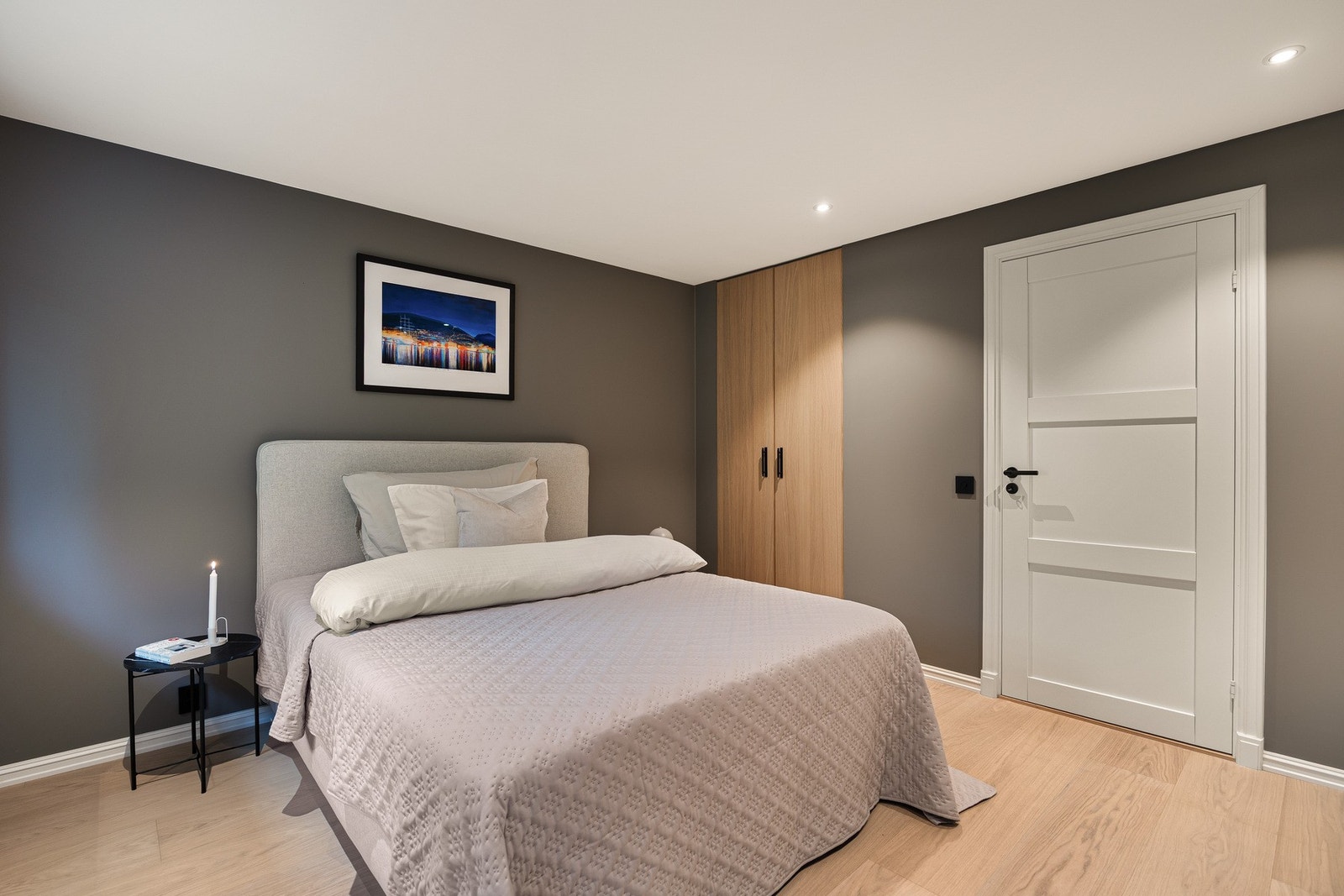 Her er det god oppbevaringsplass i integrert garderobeskap. Rommet kan enkelt tilbakeføres til to av tre soverom. Galleribilde