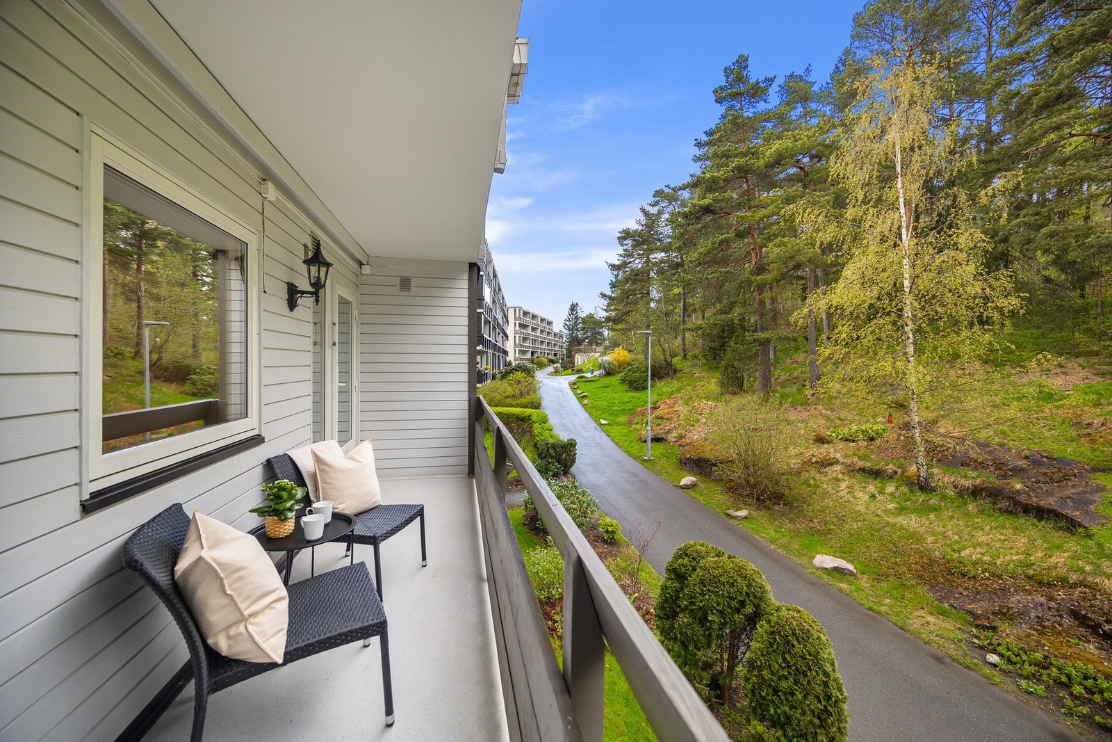 Frokostbalkong med morgensol fra ca kl 0600, utgang fra hovedsoverom. Galleribilde