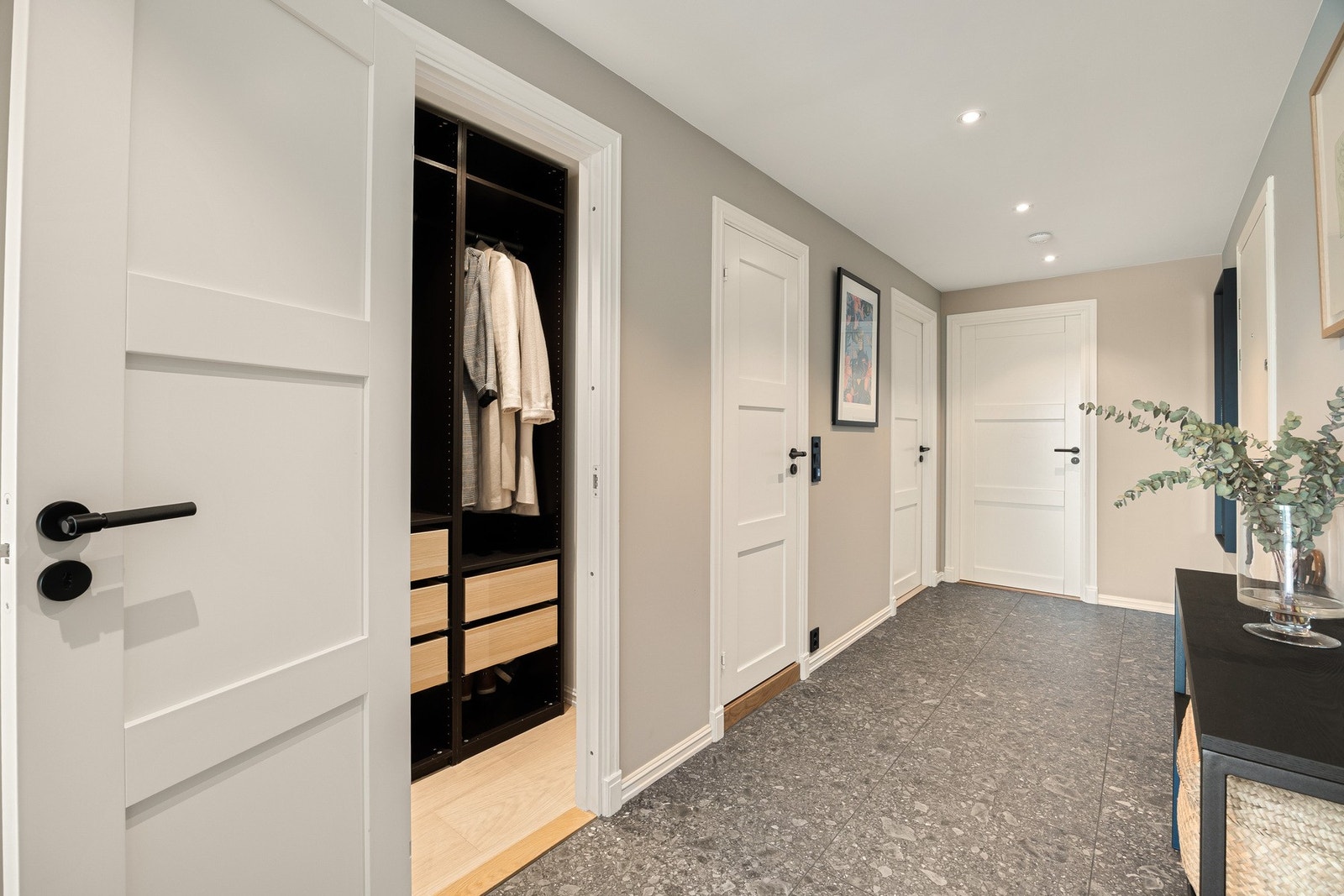 Garderobe i entreen, perfekt for smart oppbevaring av yttertøy og sko - gir et ryddig og velkomment inngangsparti. Galleribilde