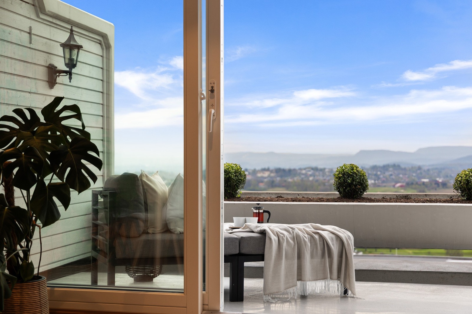 Skyvedører med tre-lags glass fra 2014 som skaper en sømløs overgang mellom stuen og terrassen på 12 kvm. Galleribilde