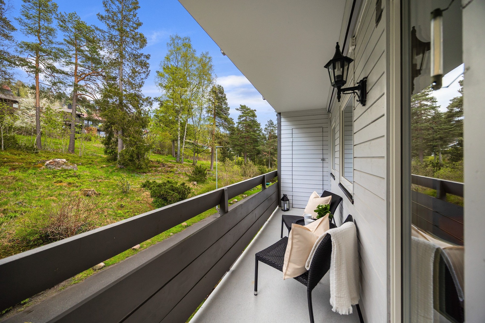 Hyggelig og grønt utsyn fra balkongen på 6 kvm - en ideell plass for å nyte morgenkaffen i ro og mak. Galleribilde