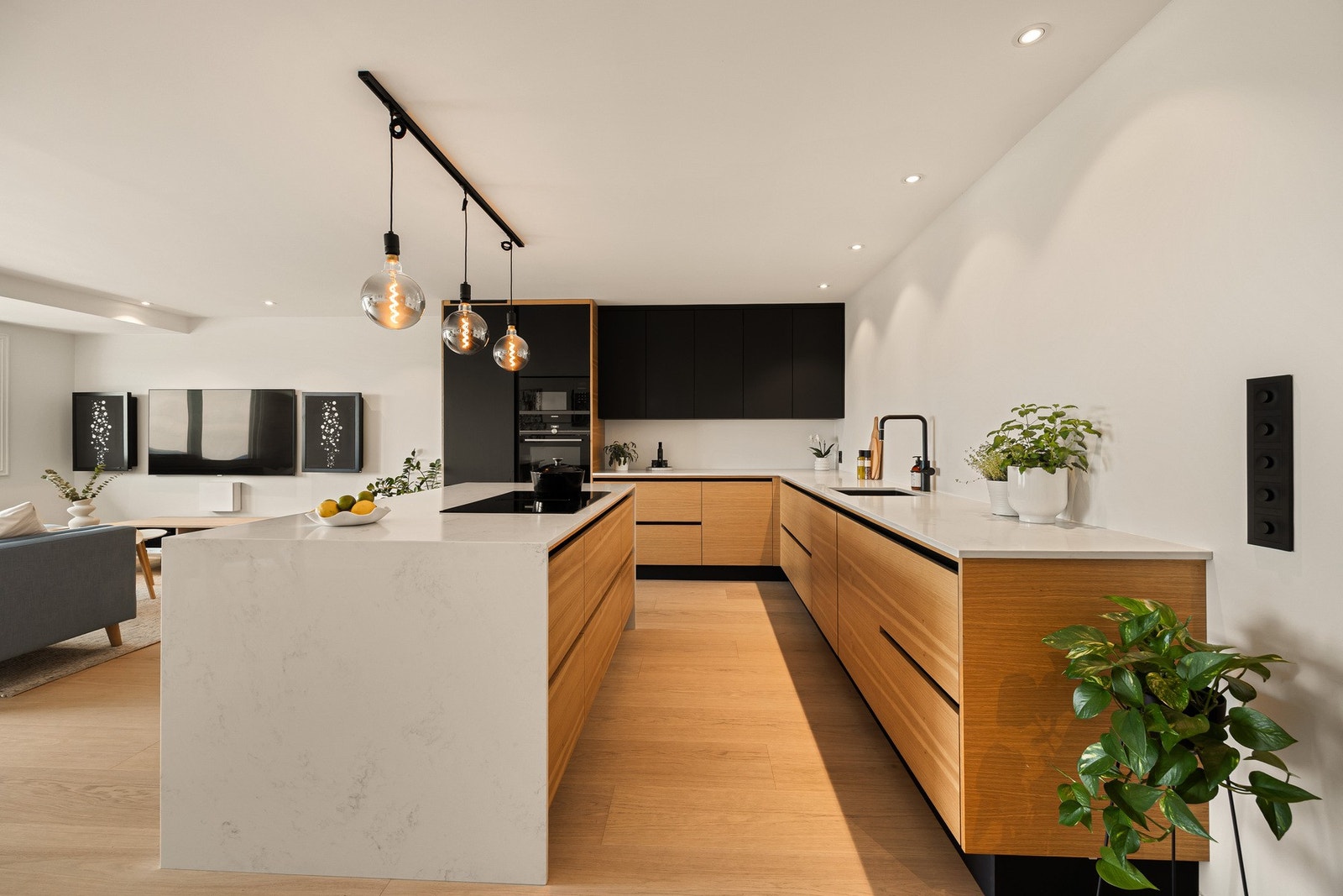 Snekkerbygget kjøkken fra Sasso AS - Her får du et moderne og velutstyrt kjøkken med integrerte hvitevarer. Galleribilde