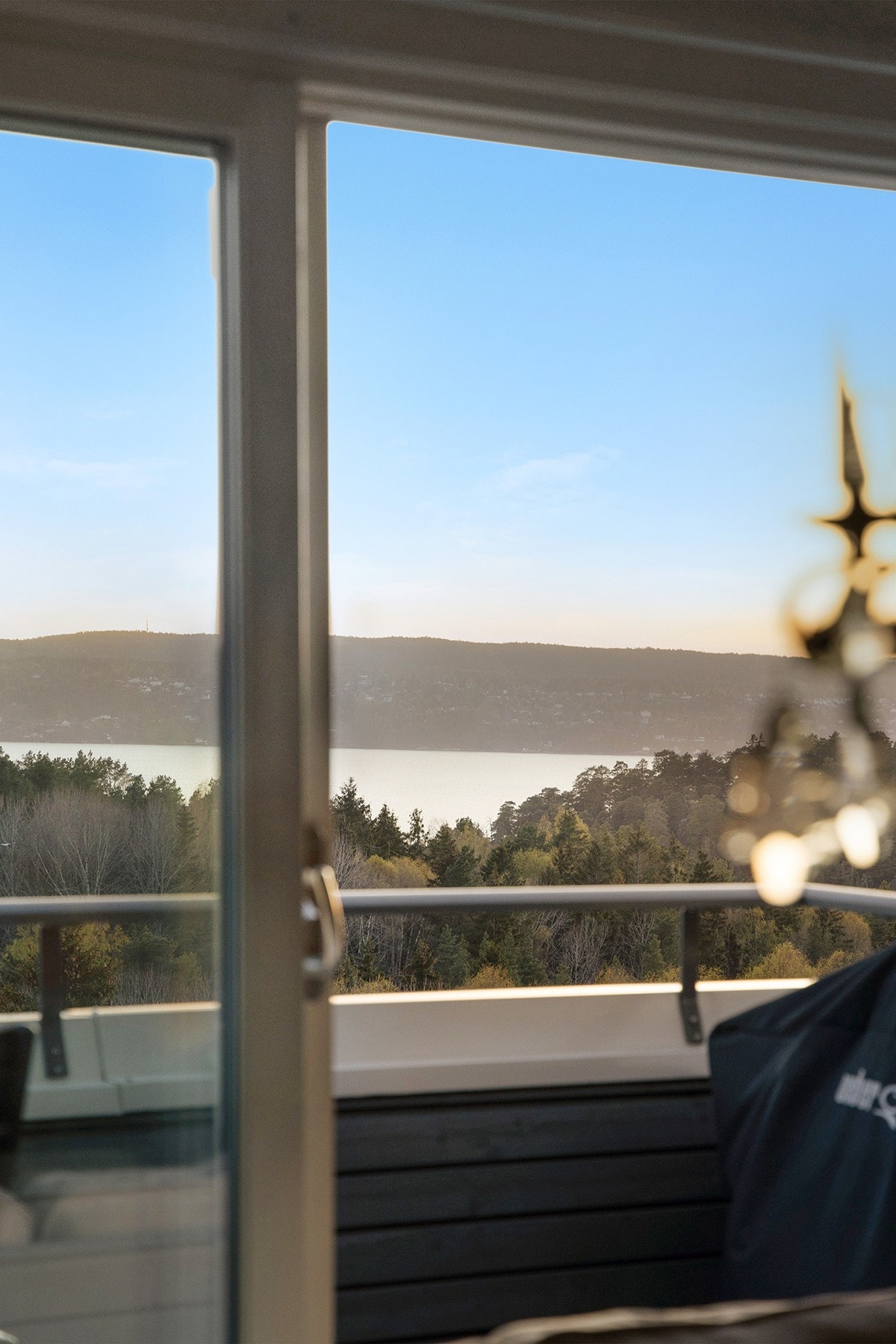 Balkongen fungerer som en forlengelse av stuen på sommerhalvåret. Galleribilde