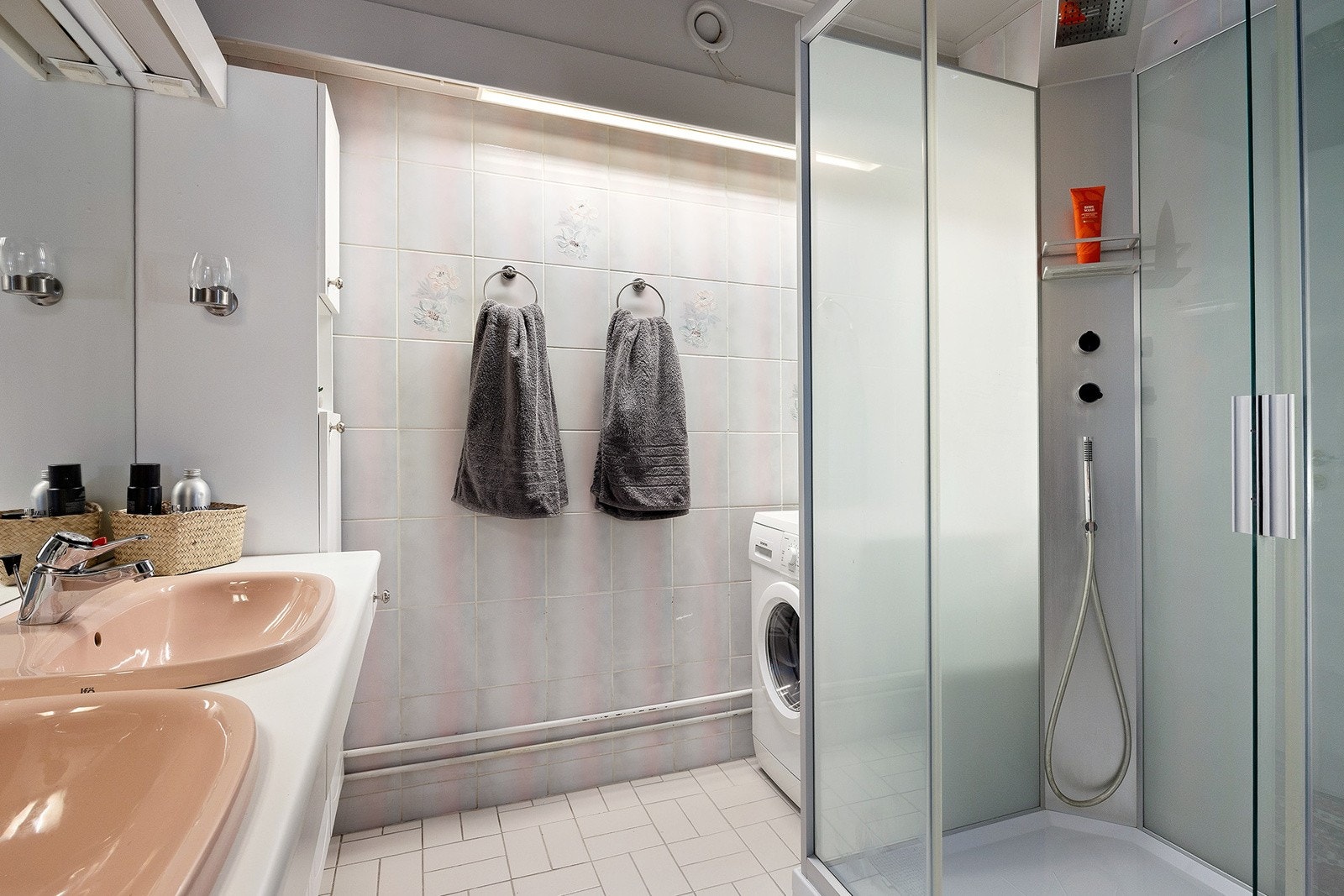 Innredningen inkluderer dobbel servant med overlys, speil og dusjkabinett med regnfallsdusj. Det er opplegg for vaskemaskin og oppvarming via radiator Galleribilde