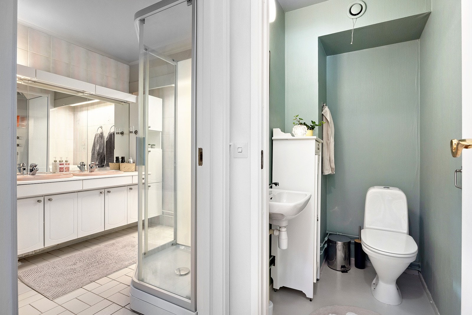 Wc-rommet er separat, med toalett, servant og tapetserte flater. Enkel standard med noe aldring og slitasje, men funksjonelt. Galleribilde