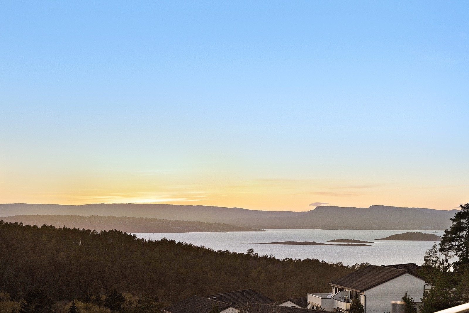 Balkongen har nydelig utsikt over Oslofjorden, samt gode solforhold. Galleribilde