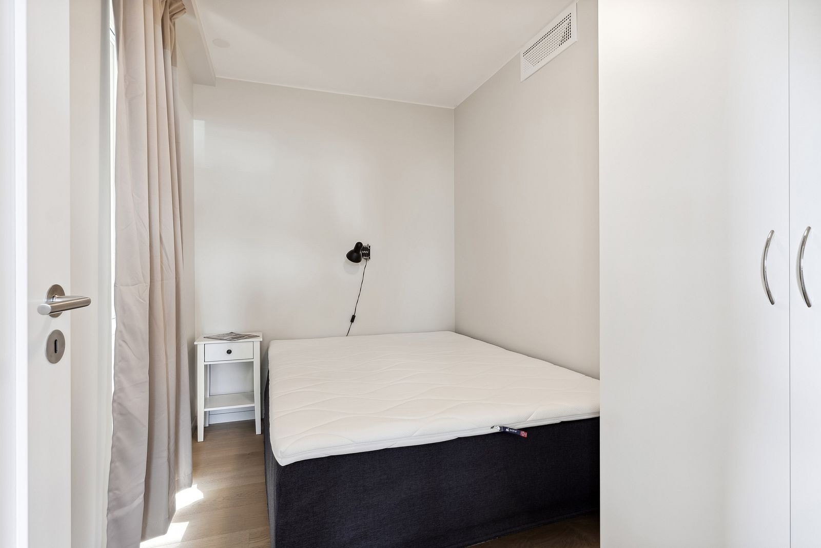 Soverom nr 2 med dobbeltseng og garderobeskap. Galleribilde