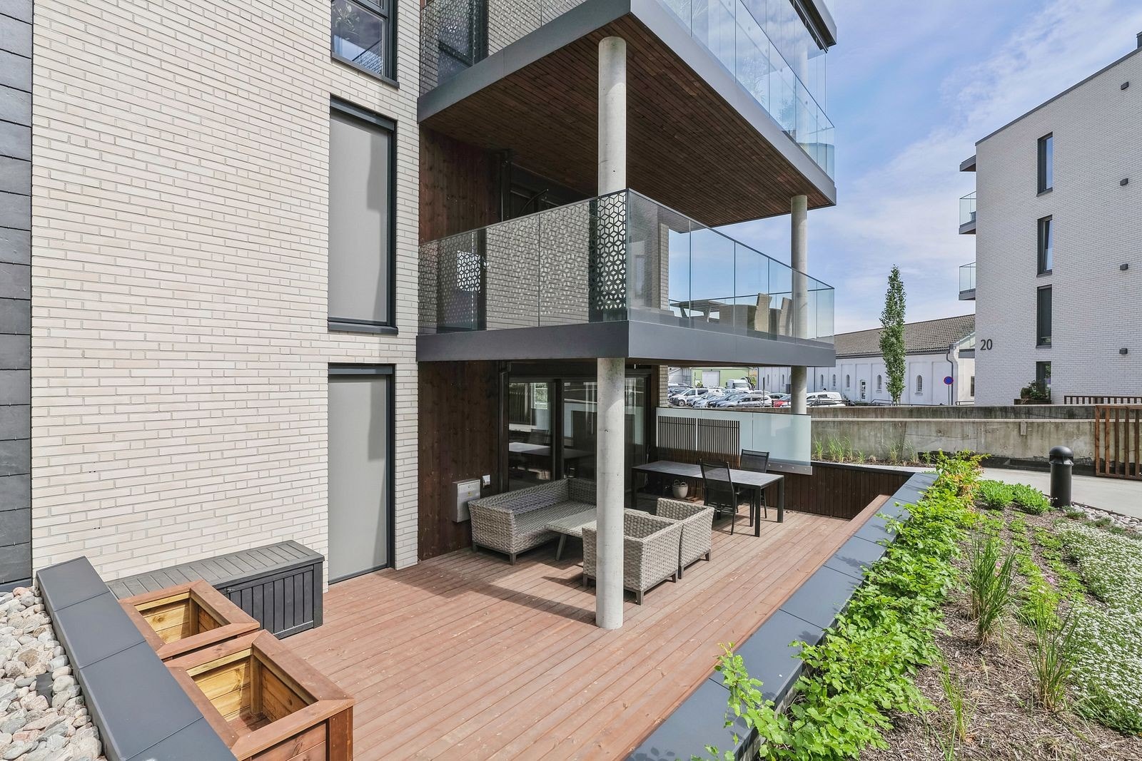 Flott uteområde på bakkeplan. Galleribilde