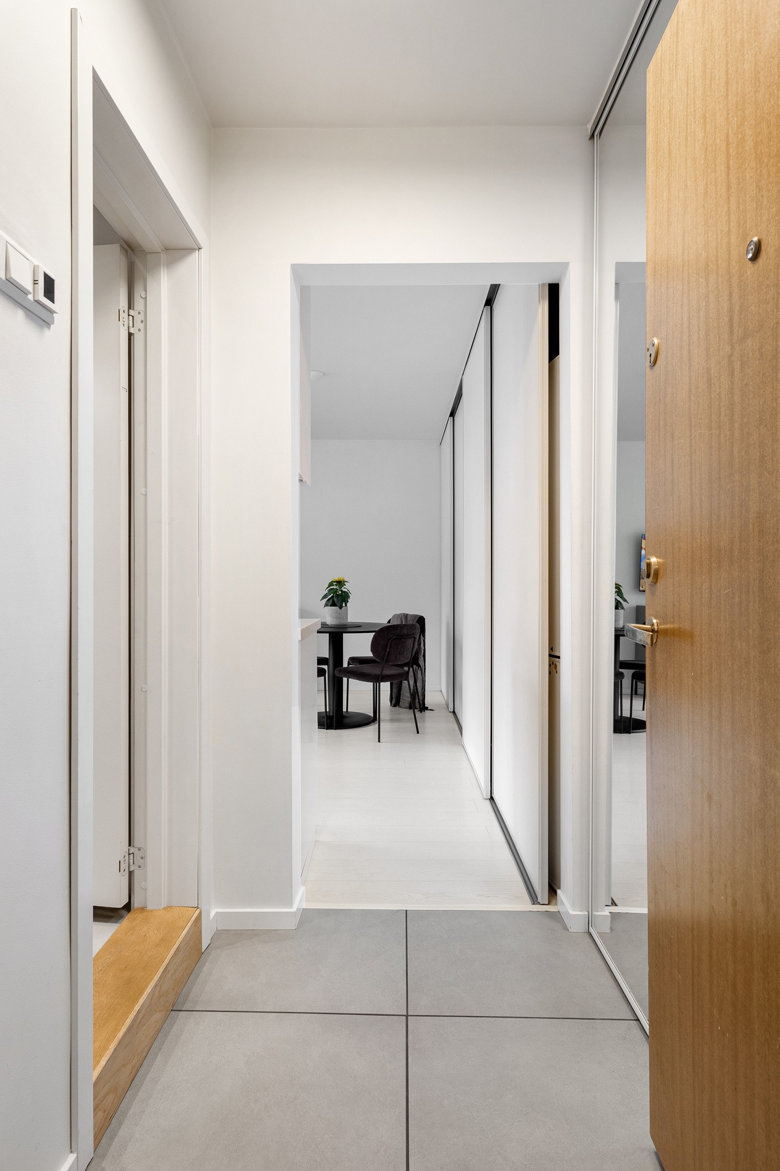 I gangen er det skyvedørsgarderobe med speilfronter og flislagt gulv. Galleribilde