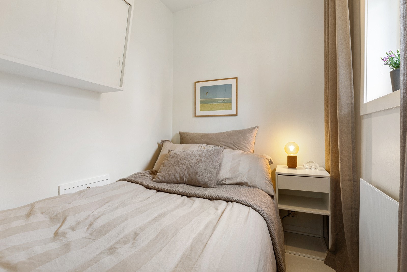 Sovealkoven er et eget rom, med vindu og dør. Galleribilde