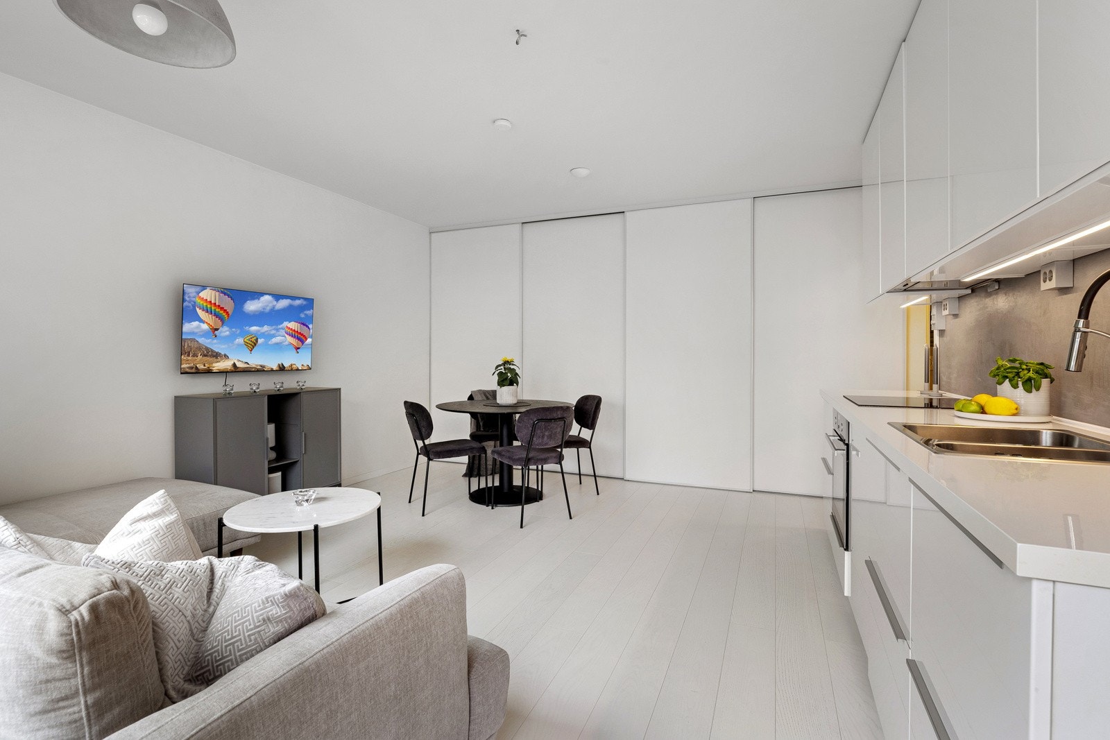 God plass til sofagruppe og spisestuemøblement. Galleribilde