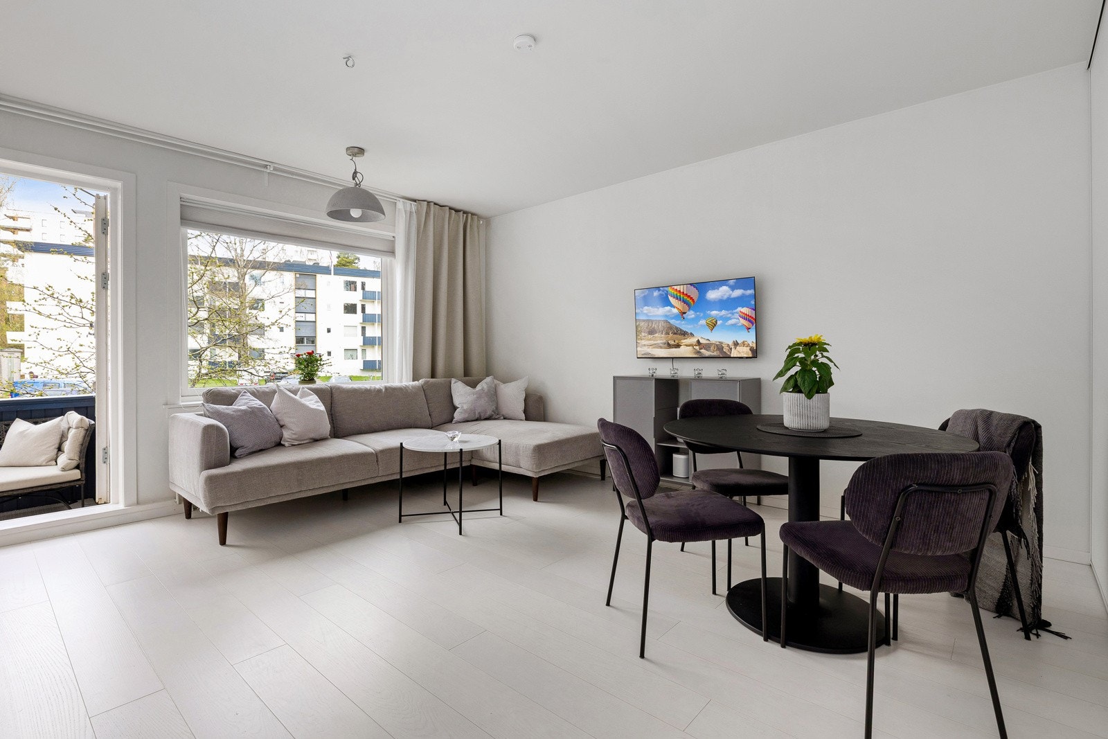 Romslig stue med utgang til vestvendt balkong på 2,4 kvm. Galleribilde