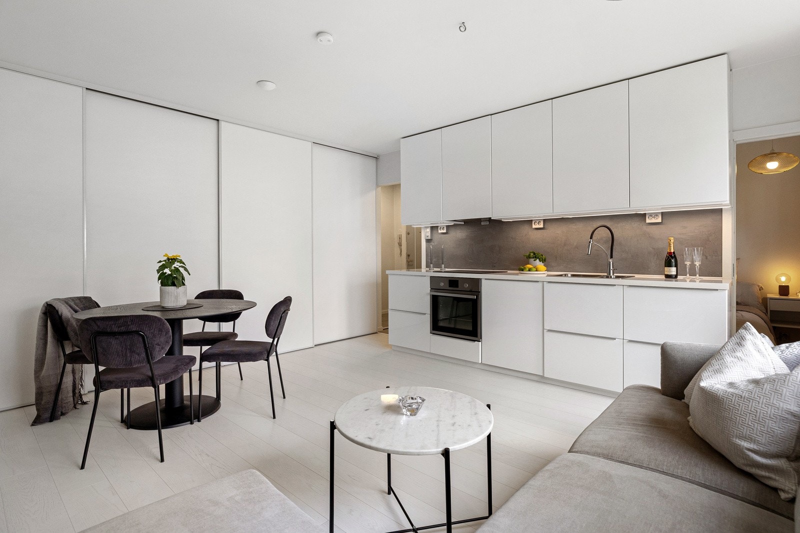 Leiligheten har et hyggelig og praktisk kjøkken i moderne stil. Galleribilde