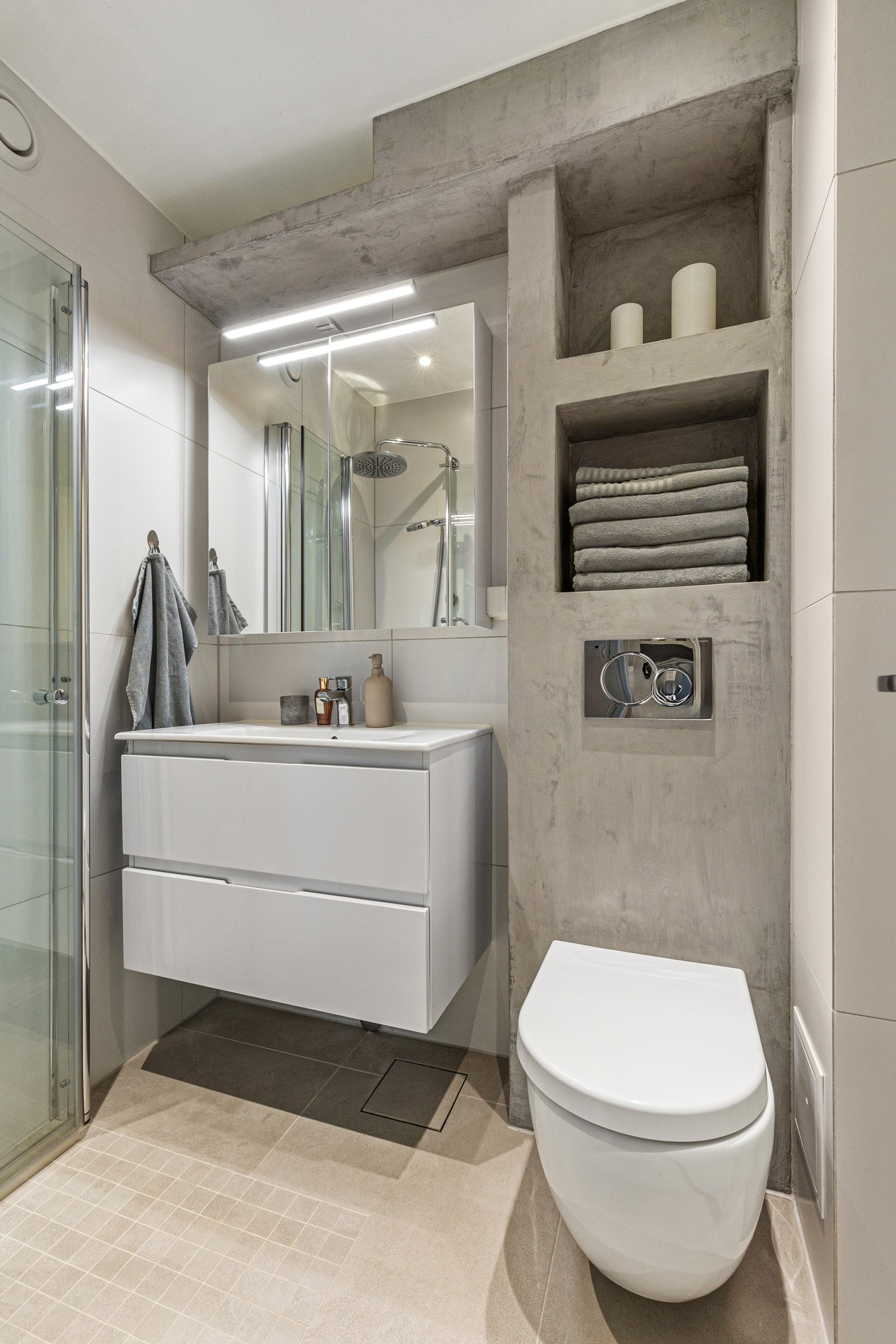 Badet har flislagte vegger og gulv med varmekabler som gir behagelig varme. Galleribilde