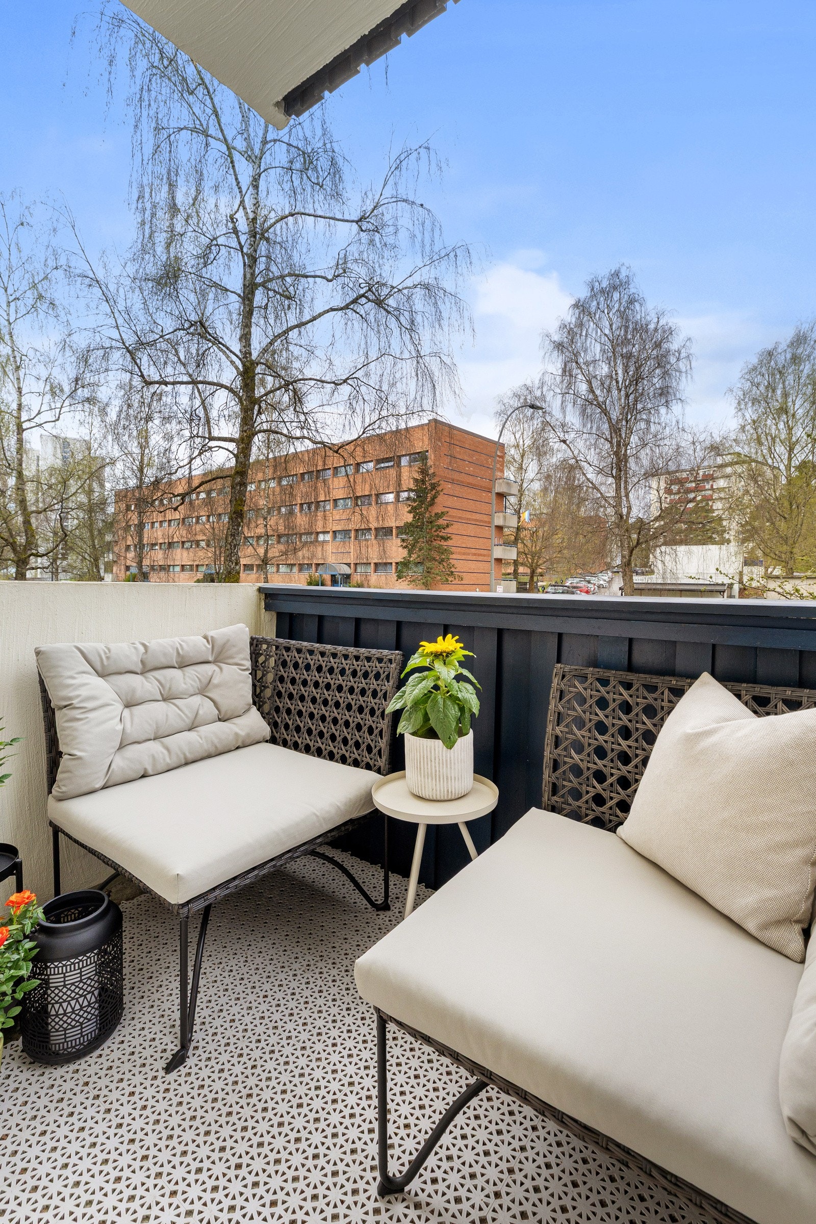 Solrik balkong med ettermiddagssol. Galleribilde