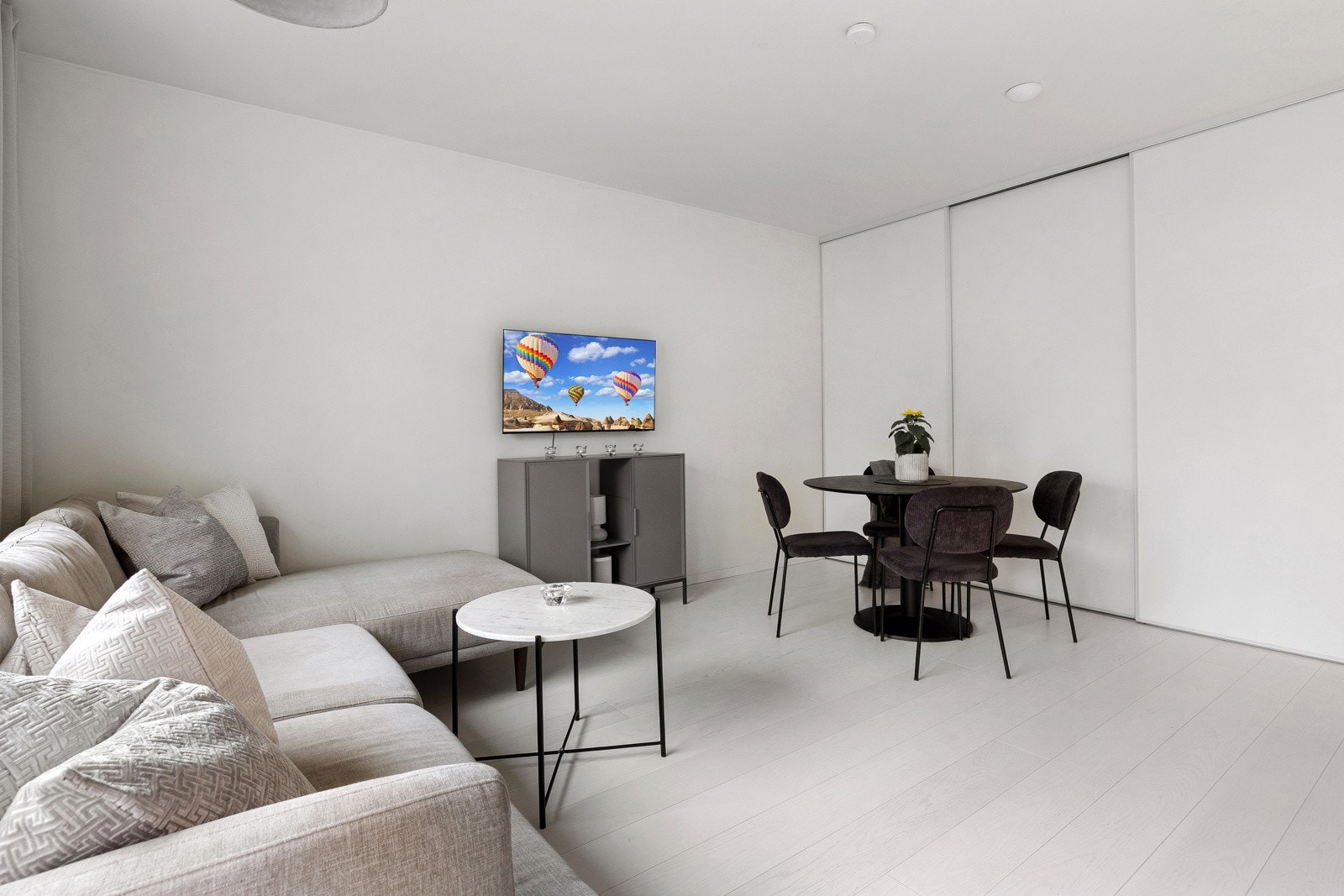 I stuen er det montert en romslig og praktisk garderobeløsning som gir svært god lagringsplass. Galleribilde