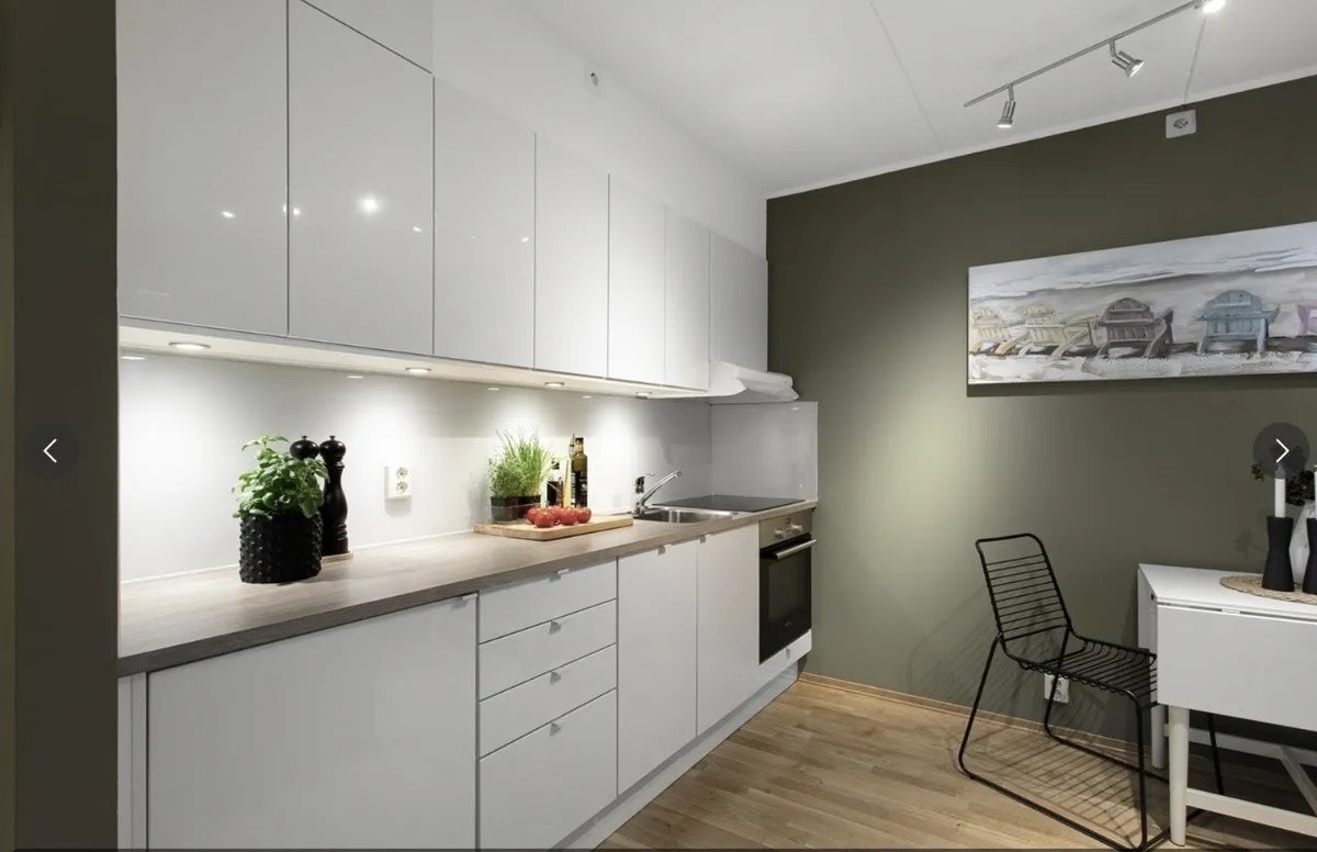 Kjøkken - kjøkkenet inneholder integrert hvitevarer; kjøleskap, oppvaskmaskin og komfyr/platetopp. Galleribilde