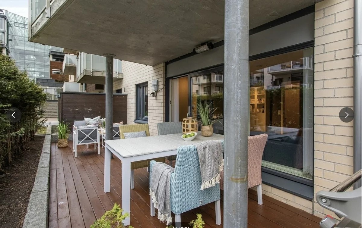 Markterrasse - fra stuen er det utgang til romslig markterrasse på ca 20m2. Galleribilde