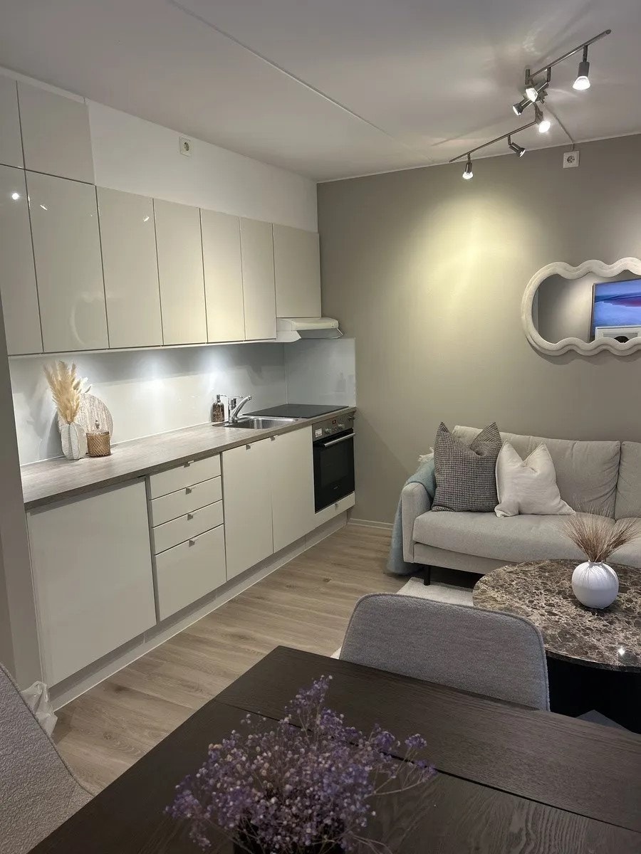 Stue/kjøkken - de siste bildene er etter oppussing. Galleribilde