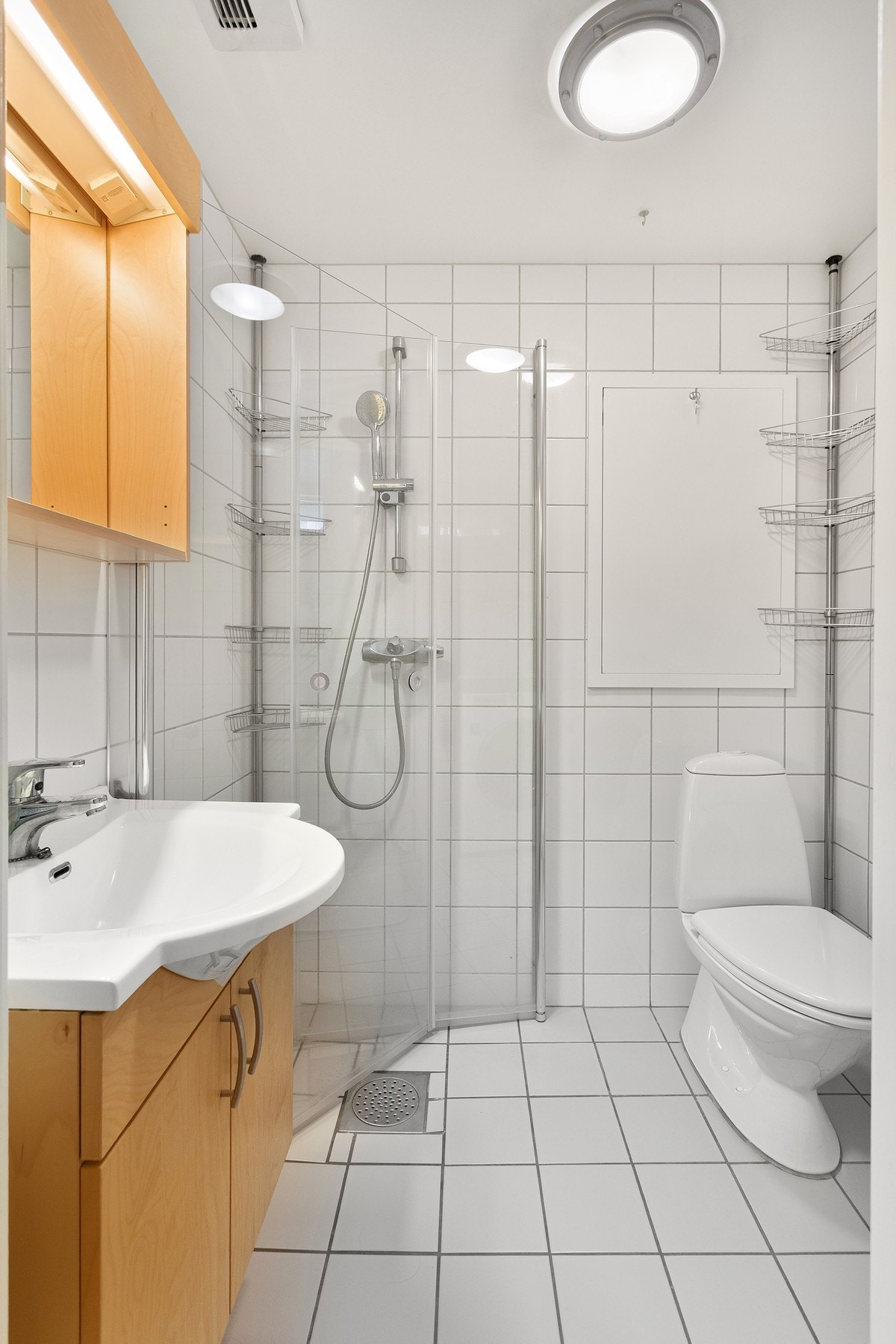 Badet har varme i gulv og framstår uten vesentlige avvik i rapporten fra takstmann. Galleribilde