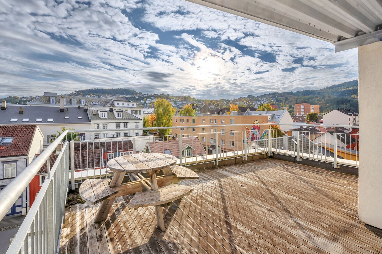 Borettslaget har en felles takterrasse som fritt kan benyttes av alle beboere. Her er det fantastiske solforhold ''døgnet rundt'' på sommerstid. Galleribilde
