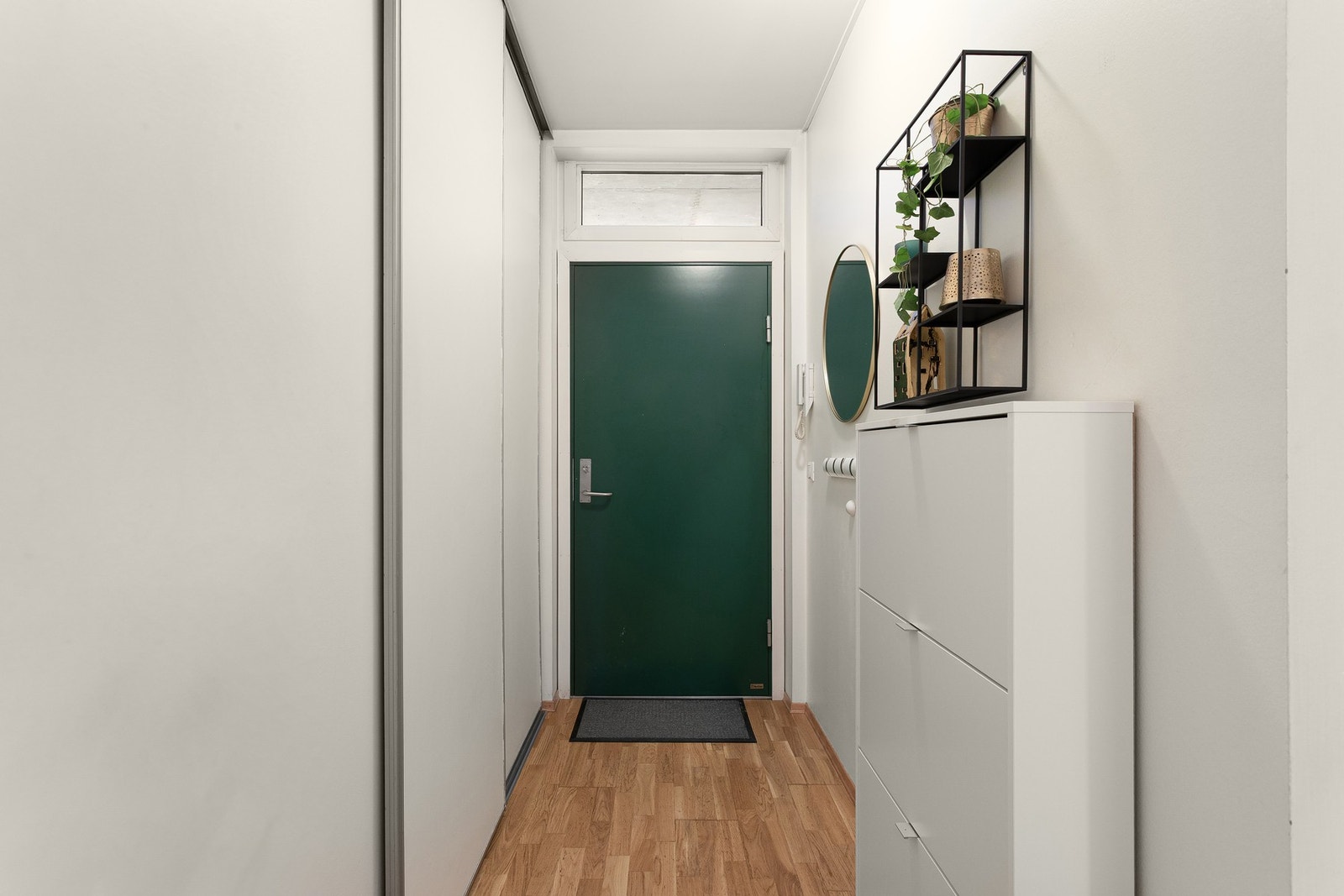 Entrè med skyvedørsgarderobe. Galleribilde