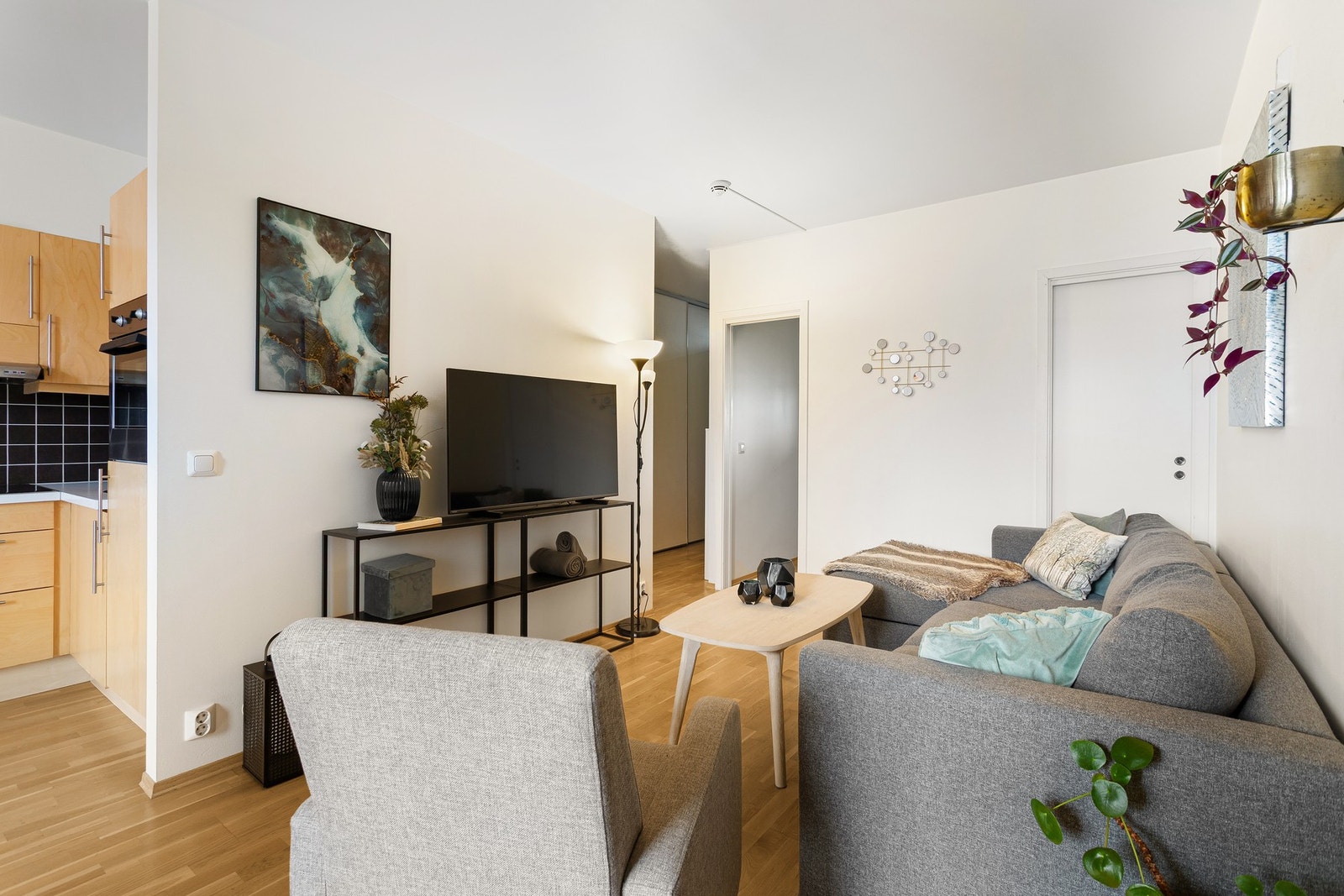 Leiligheten har en åpen løsning mellom kjøkken og stue på 24 kvadratmeter. Galleribilde