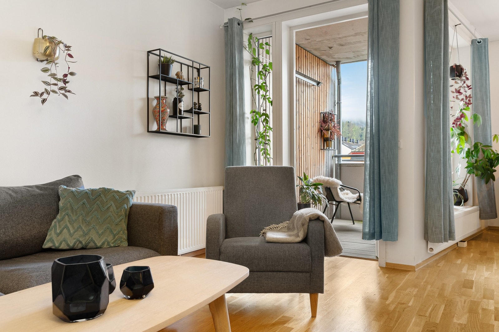 Leiligheten har parkett på alle gulv med unntak av på baderommet, og har ellers blant annet fjernvarme som oppvarmingskilde - inkludert i månedlige felleskostnader. Galleribilde
