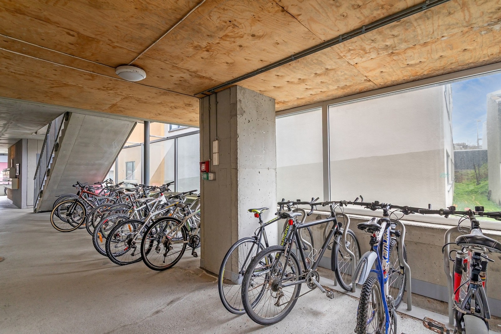 Det er også sykkelparkering ved utvendig inngangsparti innen for en låst dør. Galleribilde