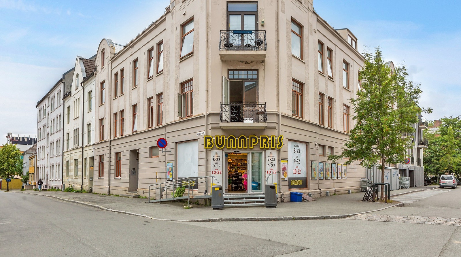 Søndagsåpen dagligvarebutikk ligger like i nærheten av boligblokken. Galleribilde