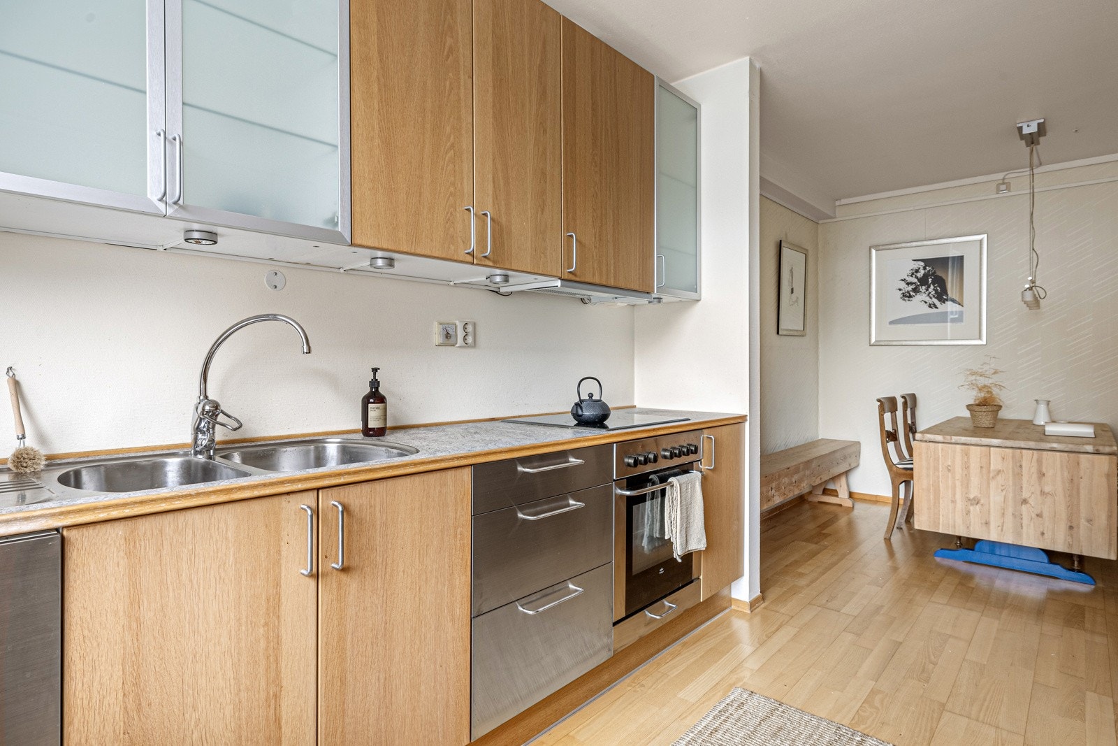 Av integrerte hvitevarer følger stekeovn, platetopp, ventilator og oppvaskmaskin. I tillegg medfølger et frittstående kjøleskap. Galleribilde