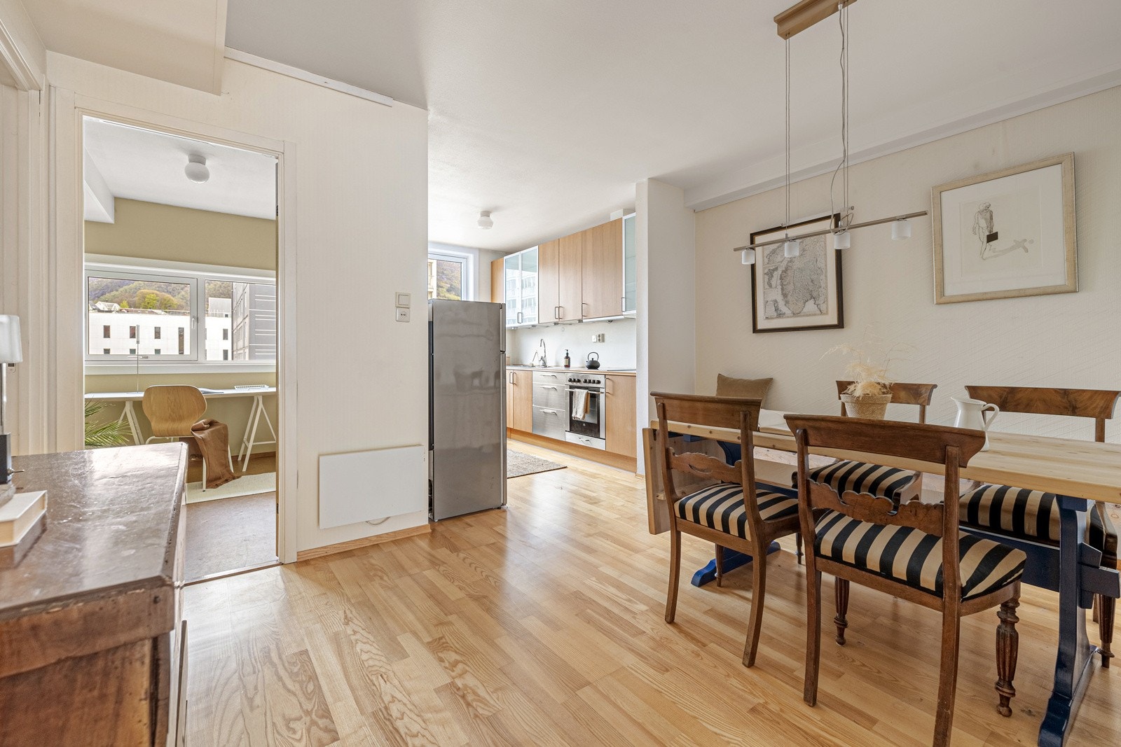 Løsningen er praktisk og gir godt med både skap- og benkeplass. Galleribilde