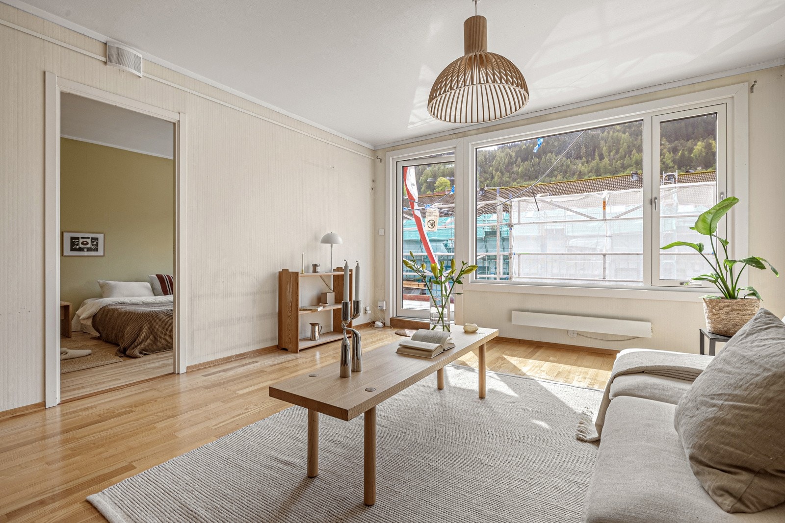 Fra stuen er det utgang til en romslig balkong med plass til utemøbler og grill. Her kan du nyte herlig kveldssol på sommerstid. Galleribilde