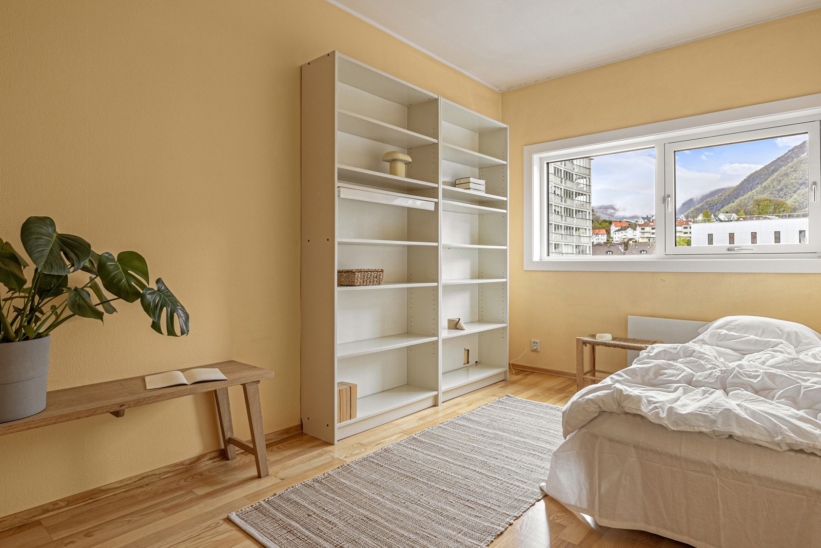 De er malt i tidsriktige og lune farger, og har godt med naturlig lys. Galleribilde