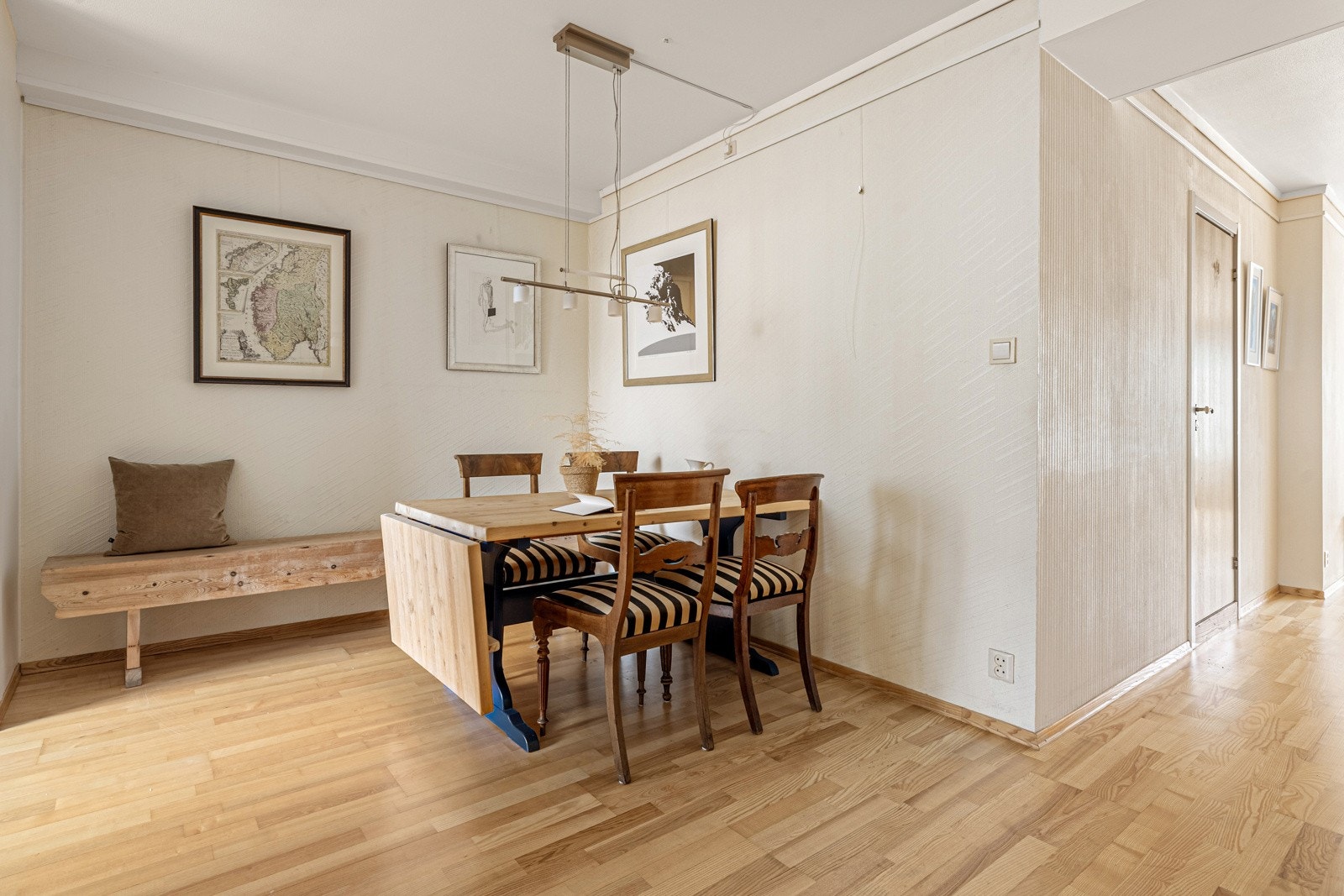 Her er det også plass til en romslig spisegruppe. Galleribilde