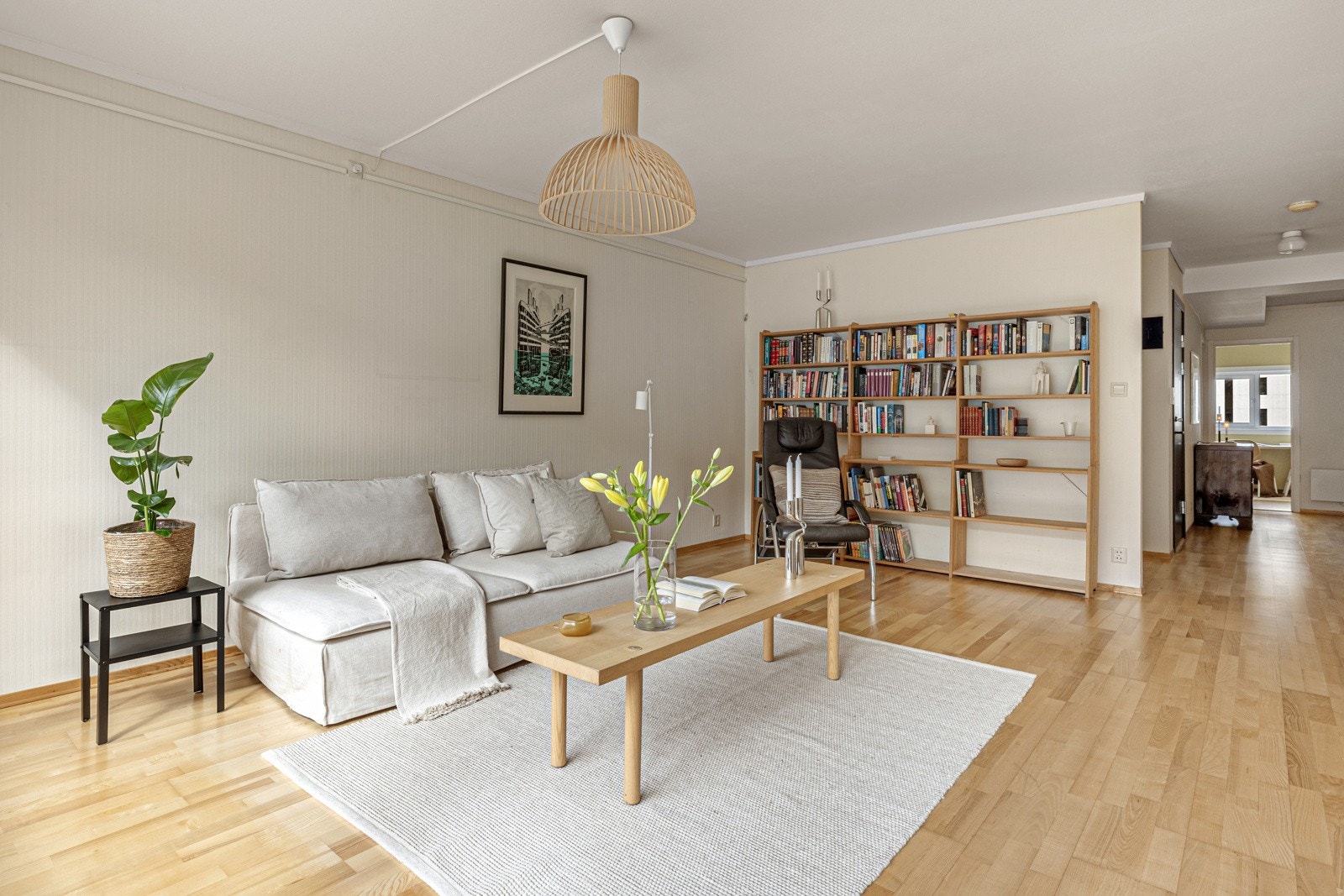 Stuen er på ca. 22 kvm og fremstår som romslig med gode muligheter for møblering i ulike soner. Galleribilde