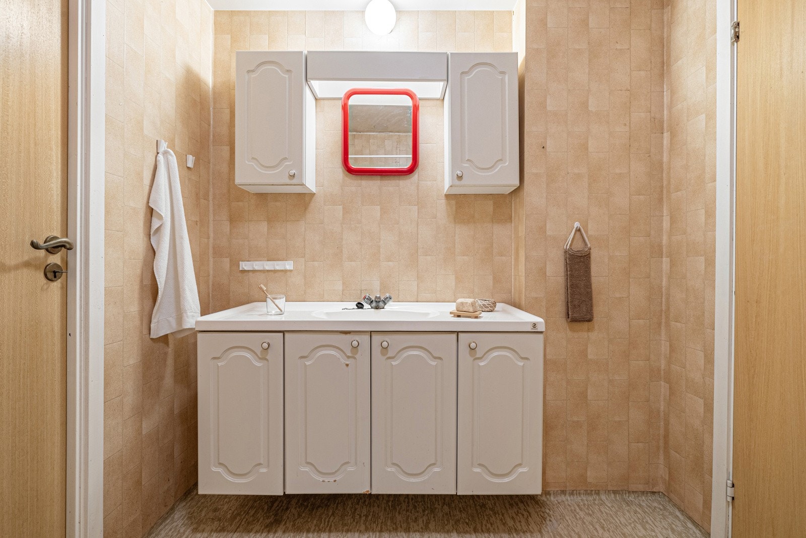 Våtrommene er fra byggeåret og er klare for modernisering - en ypperlig mulighet til å skape ditt fremtidige drømmebad! Galleribilde