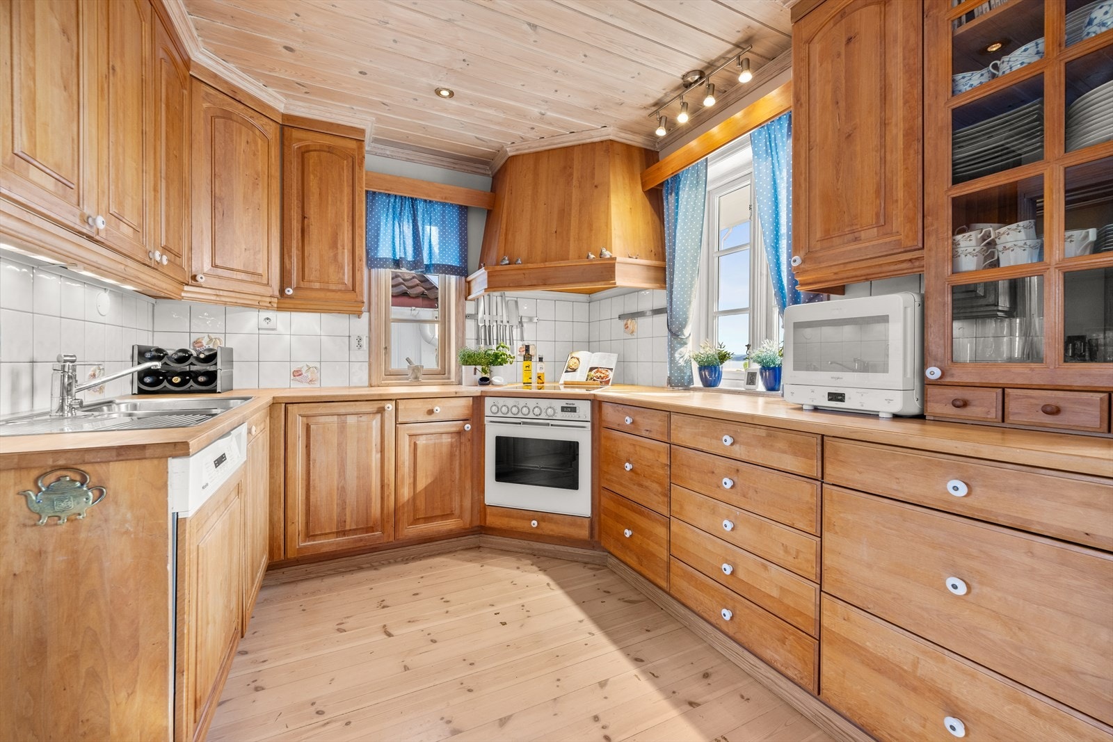 kjøkkeninnredningen er plassert langs tre vegger og består av fronter og benkeplate i heltre svartor. Galleribilde