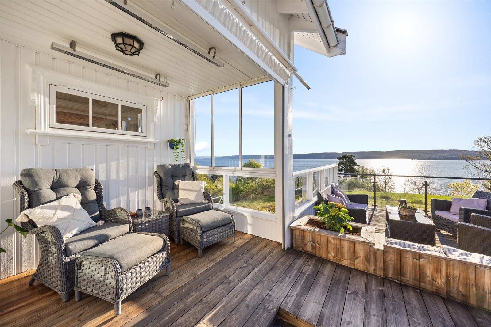 Flere solrike uteplasser, både åpne og overbygde. Galleribilde