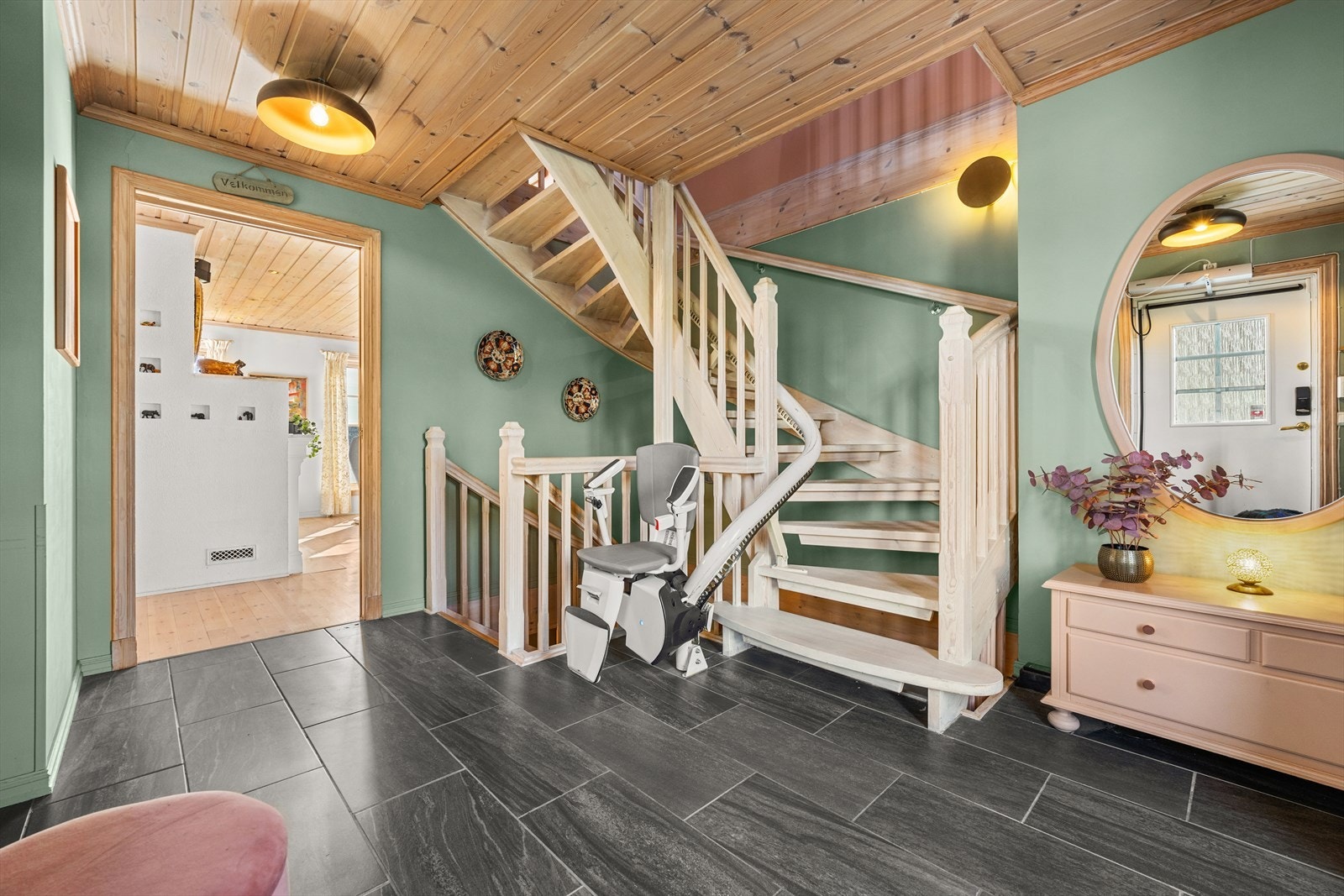 Entréen er romslig og har flislagt gulv med varmekabler. Galleribilde