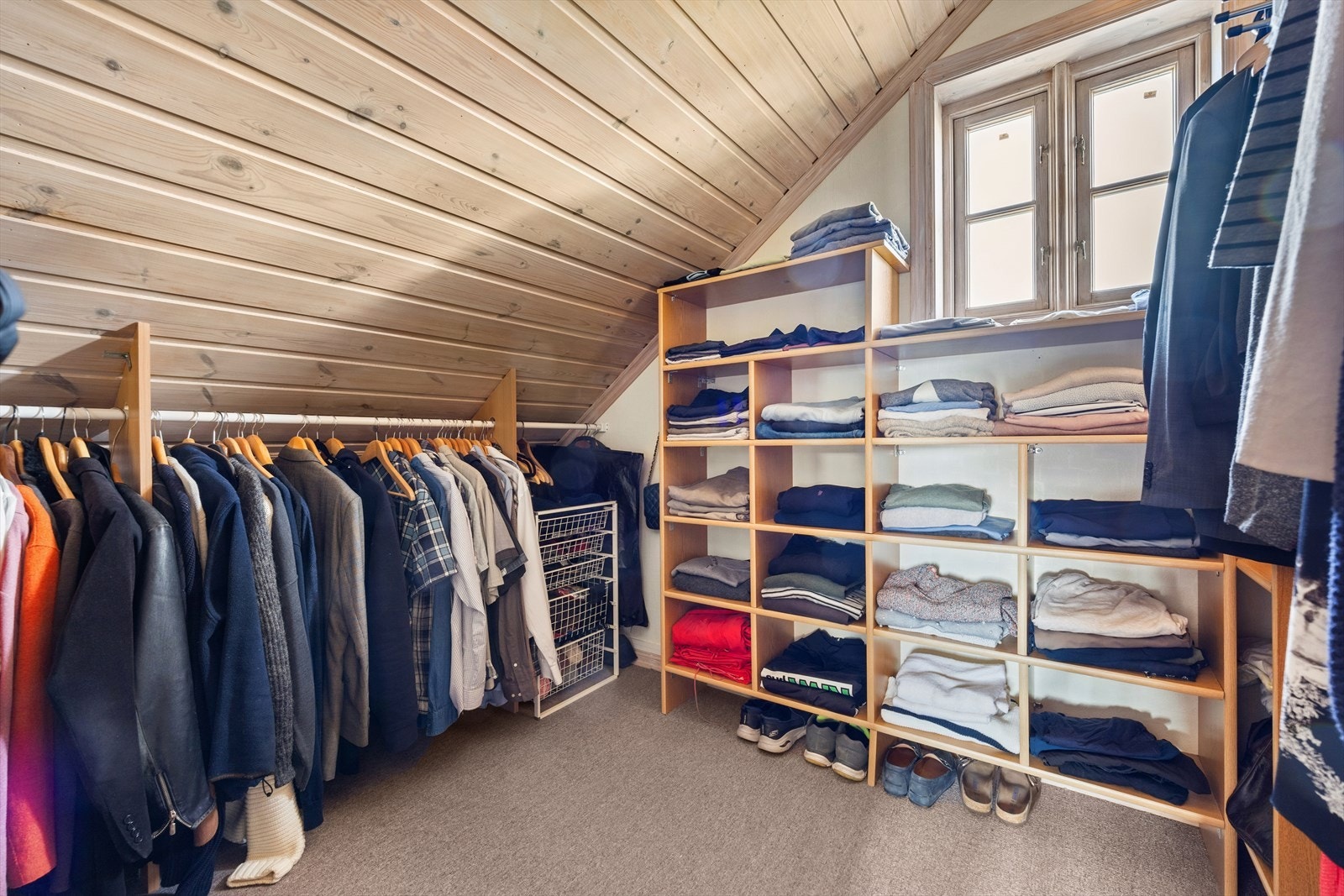 I tillegg er det tilknyttet en walk-in garderobe med gode oppbevaringsmuligheter. Galleribilde