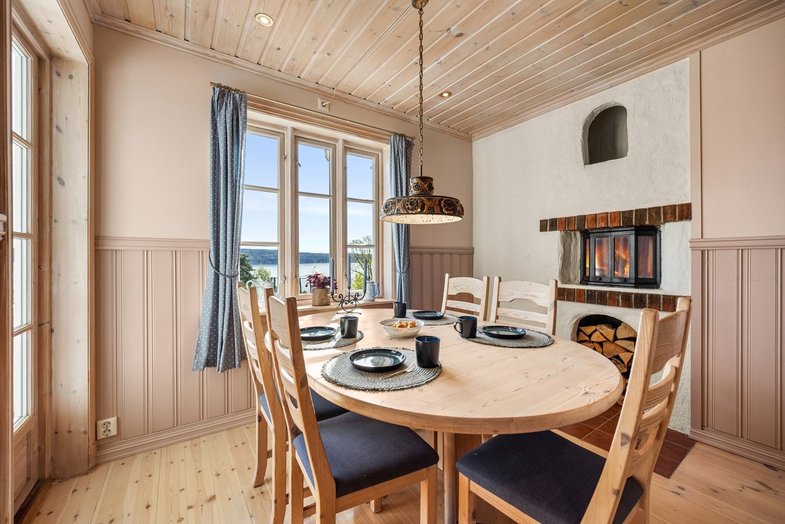 Kjøkkenet ligger i åpen løsning mot spiseplassen. Galleribilde