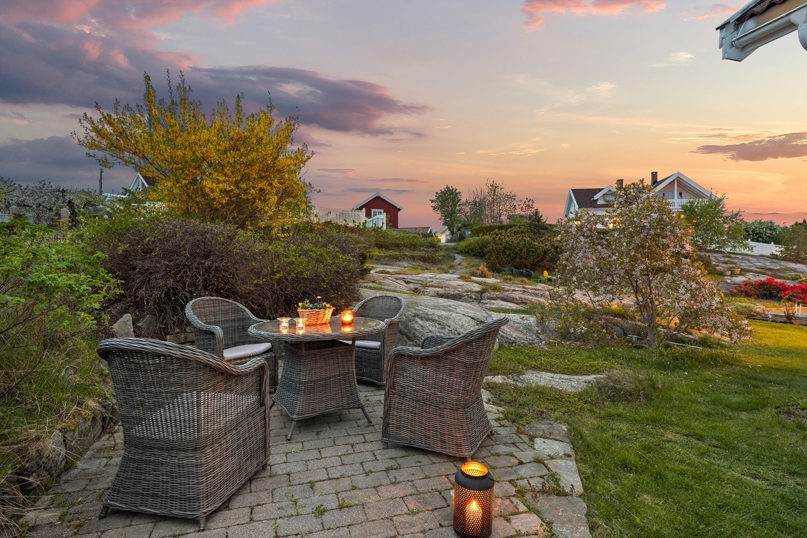 Stor og barnevennlig hage med flere soner. Galleribilde