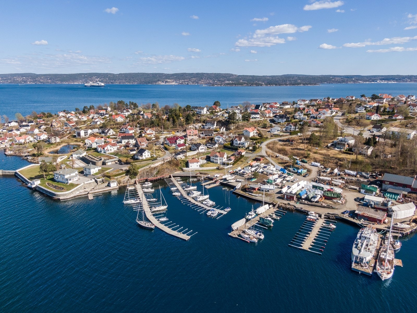 Det er ca. fire minutters gange til Nærsnestangen båtforening med badebrygge, gjestebrygge og muligheter for å søke båtplass. Galleribilde