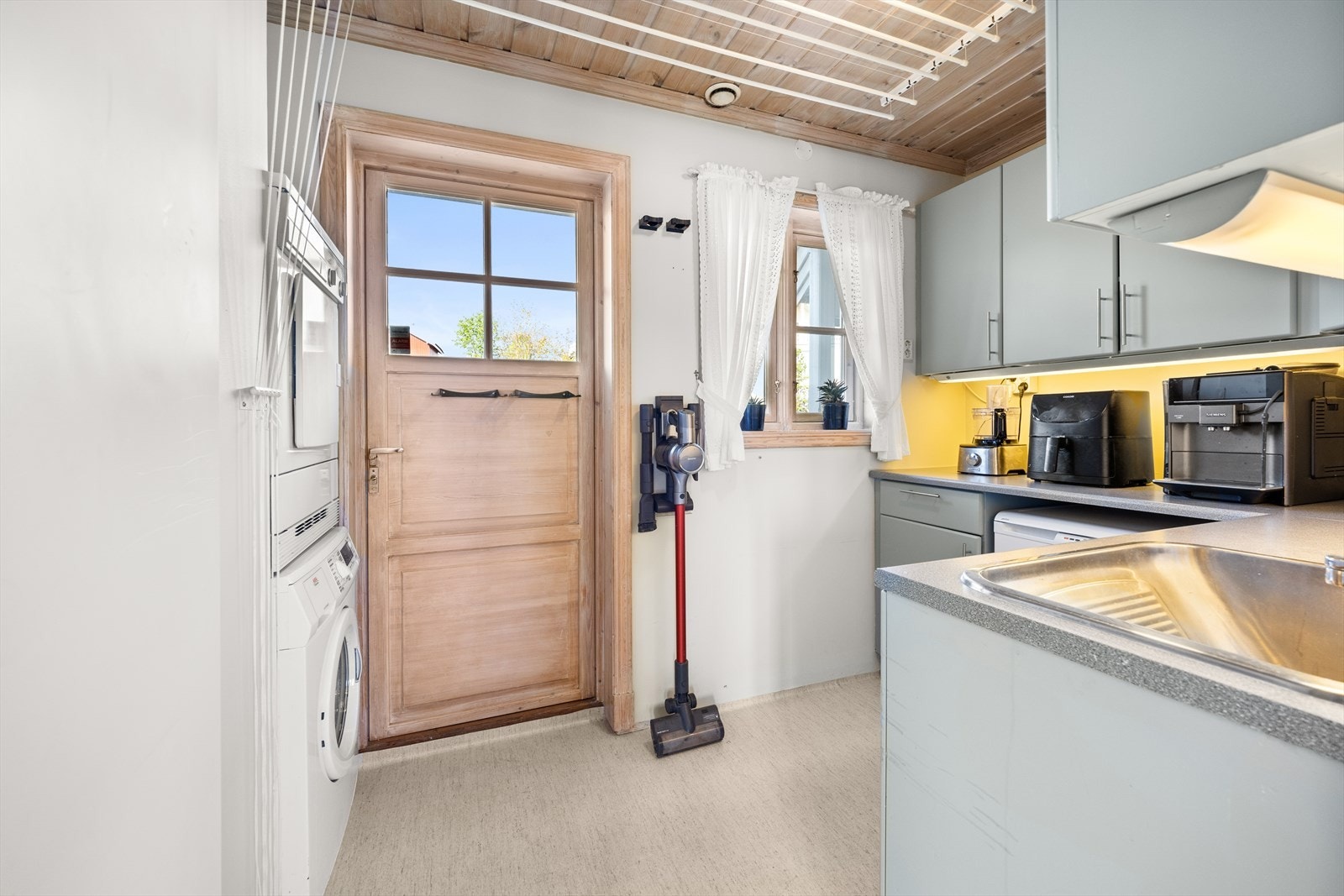 Vaskerommet har vinylbelegg på gulvet og tapet på veggene. Galleribilde